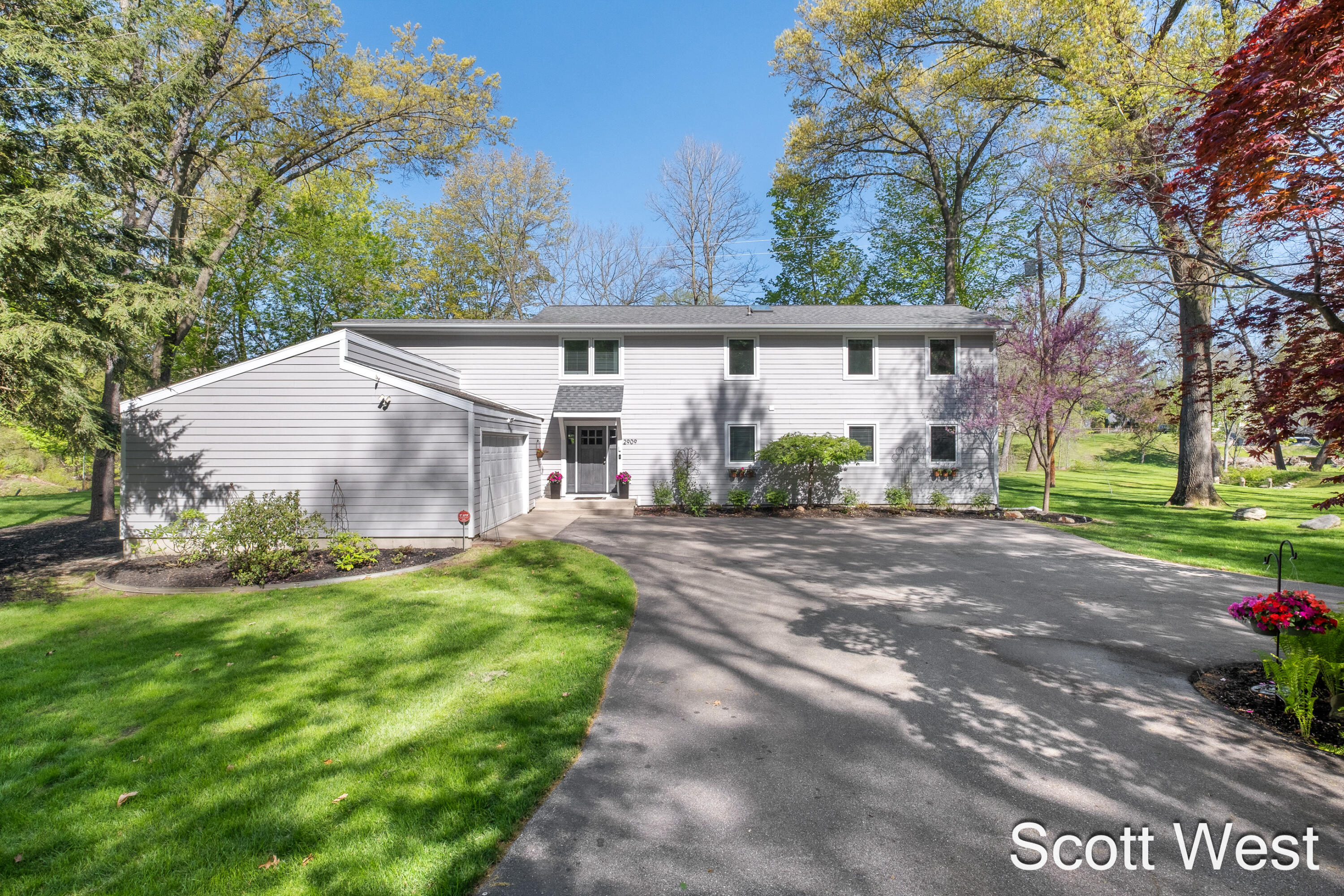 2909 Cascade Springs Drive SE Grand Rapids MI 49546