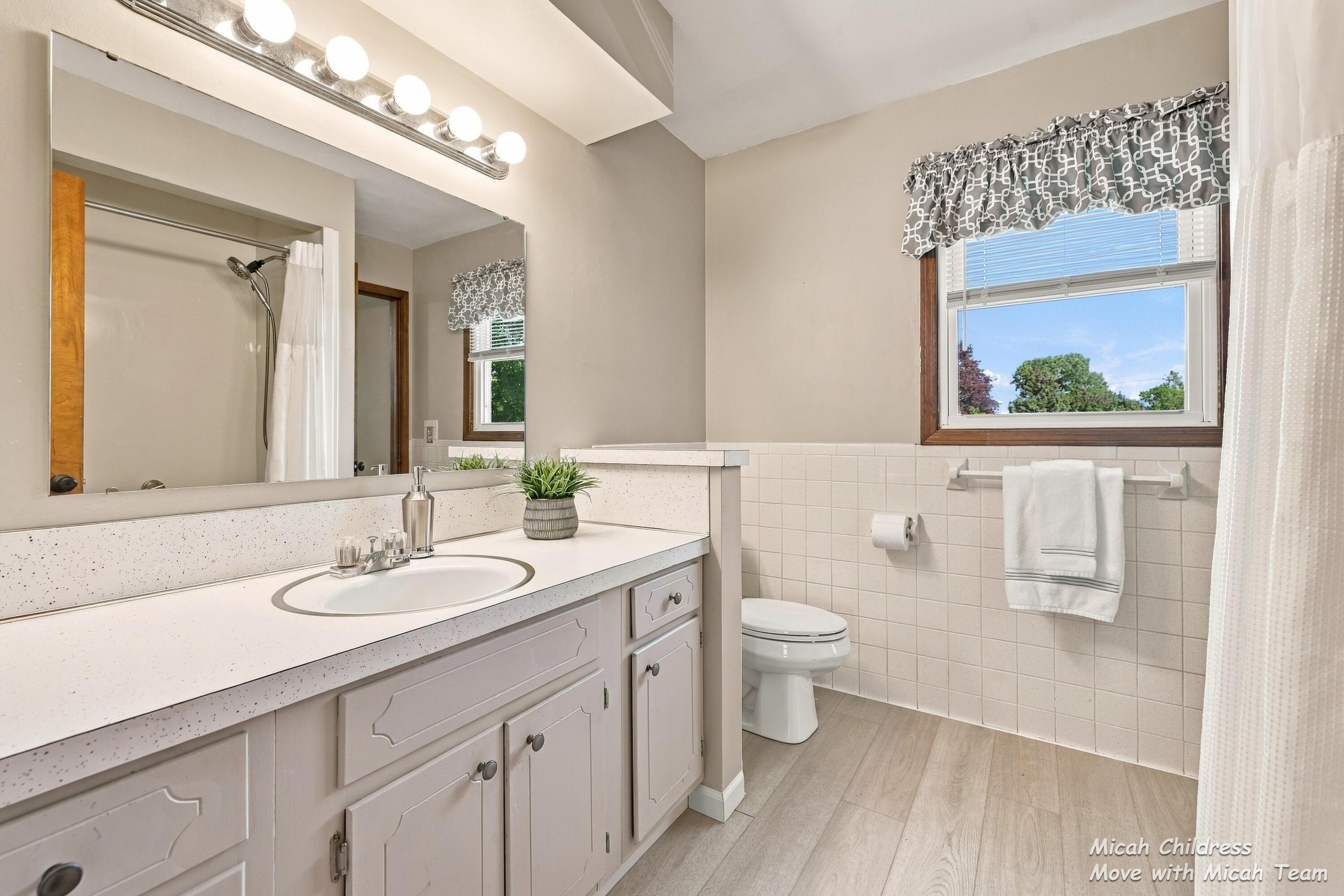 2016 Edgewood Avenue SE Grand Rapids MI 49546