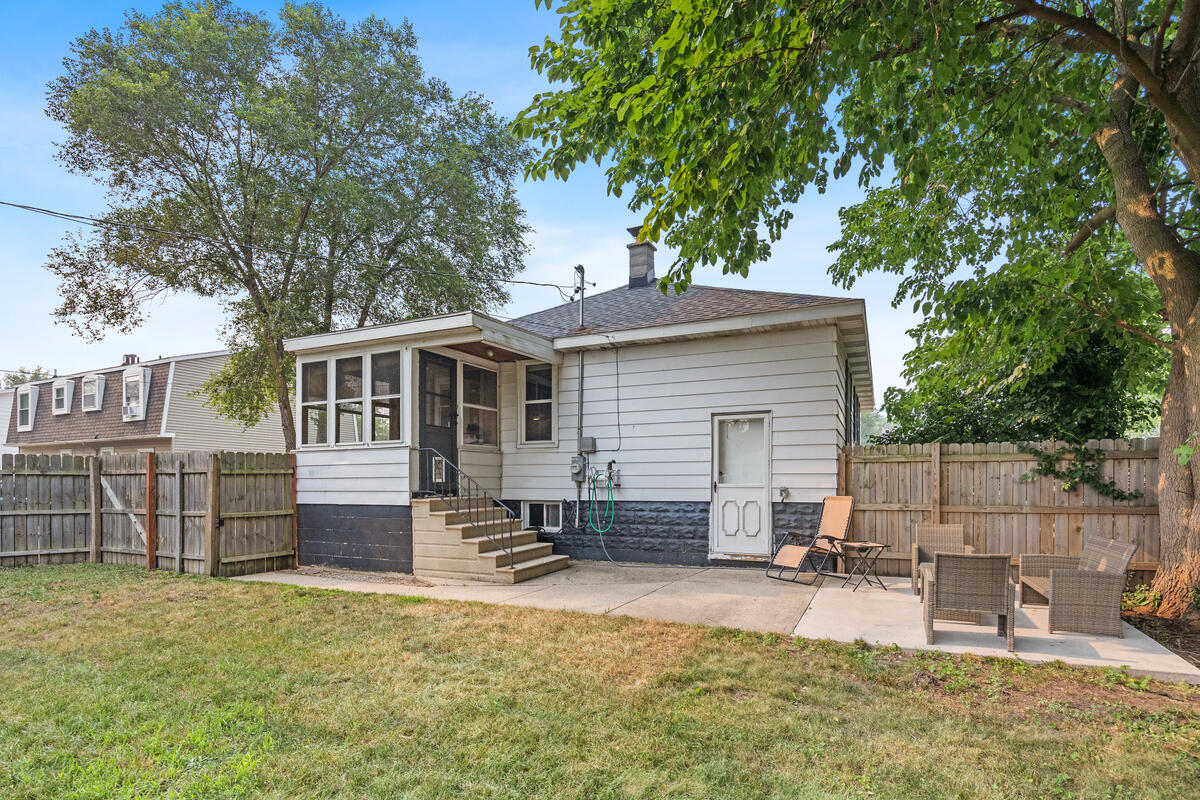 1628 Pennoyer Avenue Grand Haven MI 49417