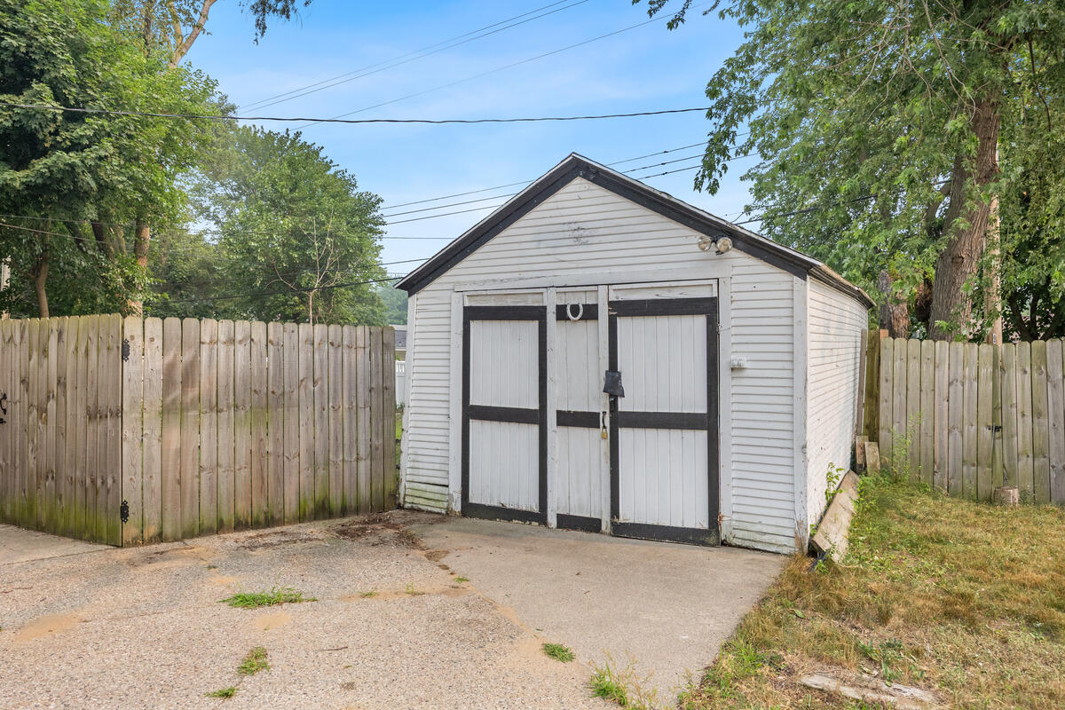 1628 Pennoyer Avenue Grand Haven MI 49417