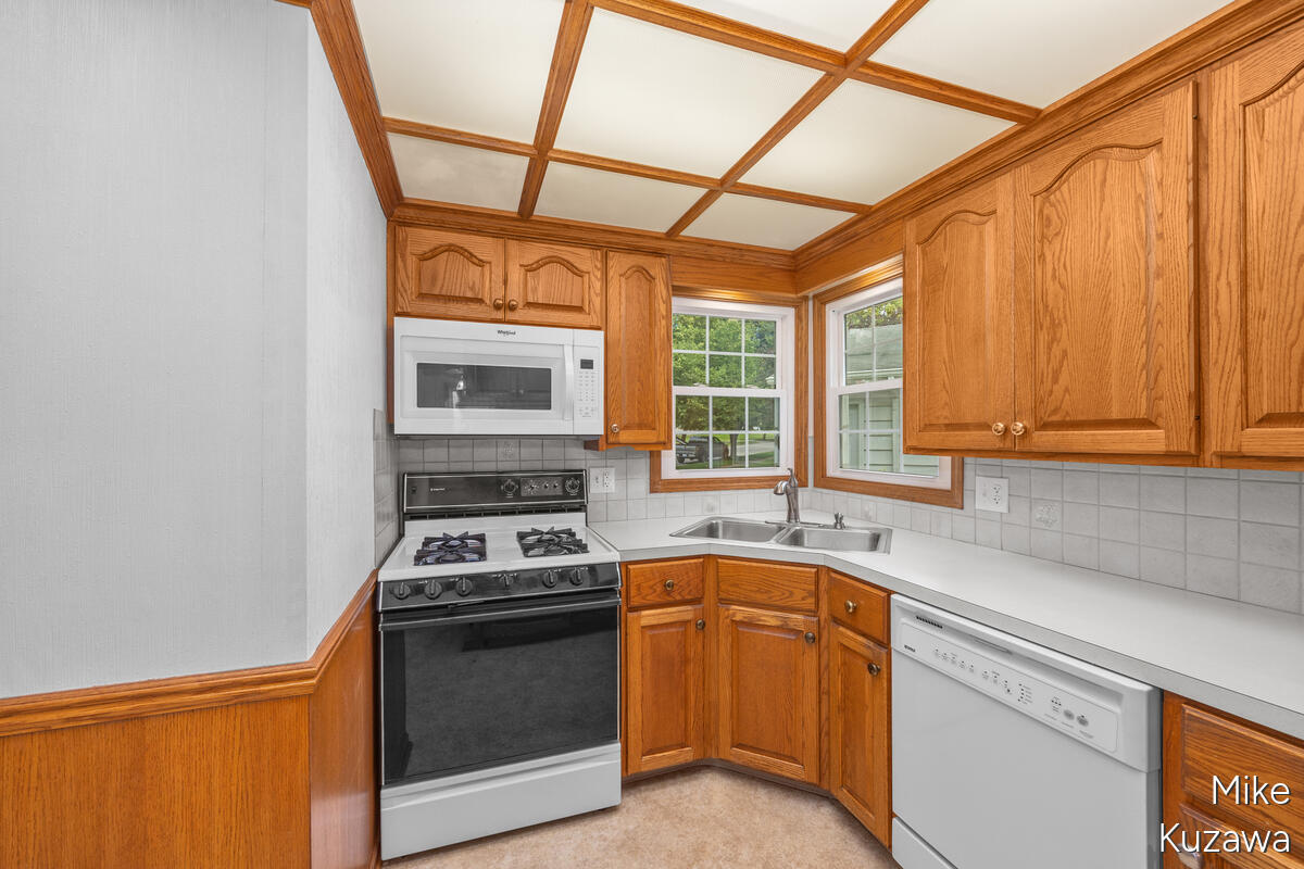 1711 Country Club Drive NE Grand Rapids MI 49505