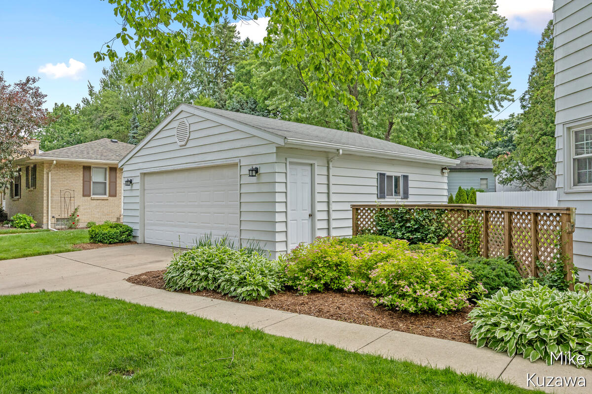 1711 Country Club Drive NE Grand Rapids MI 49505
