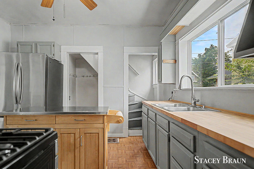 1009 Courtney Street NW Grand Rapids MI 49504