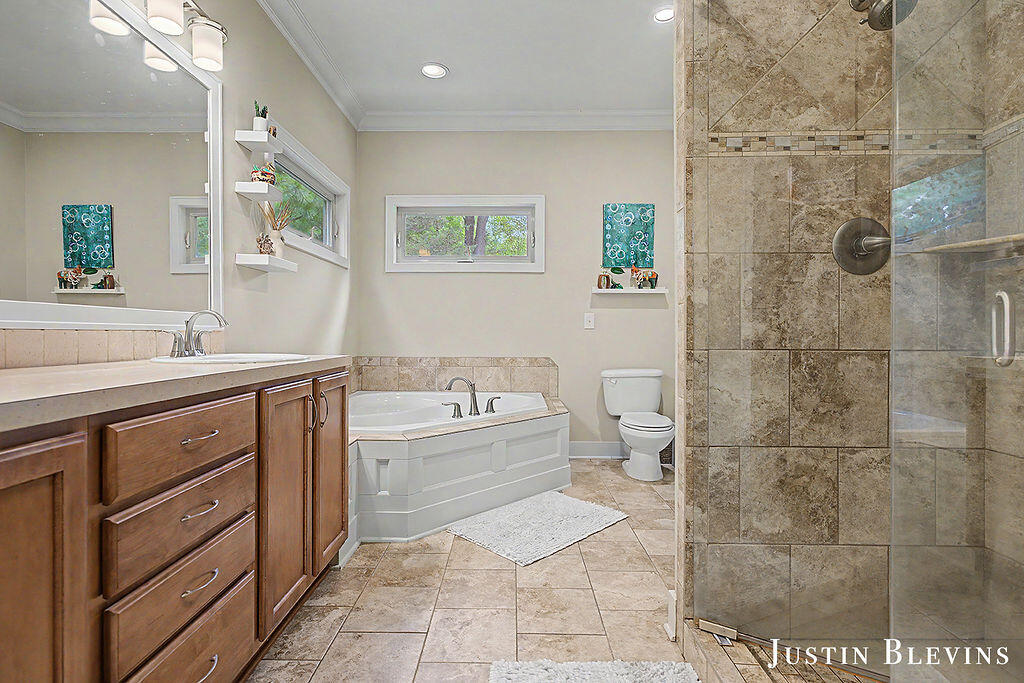 5515 Hagenvale Court NE Rockford MI 49341