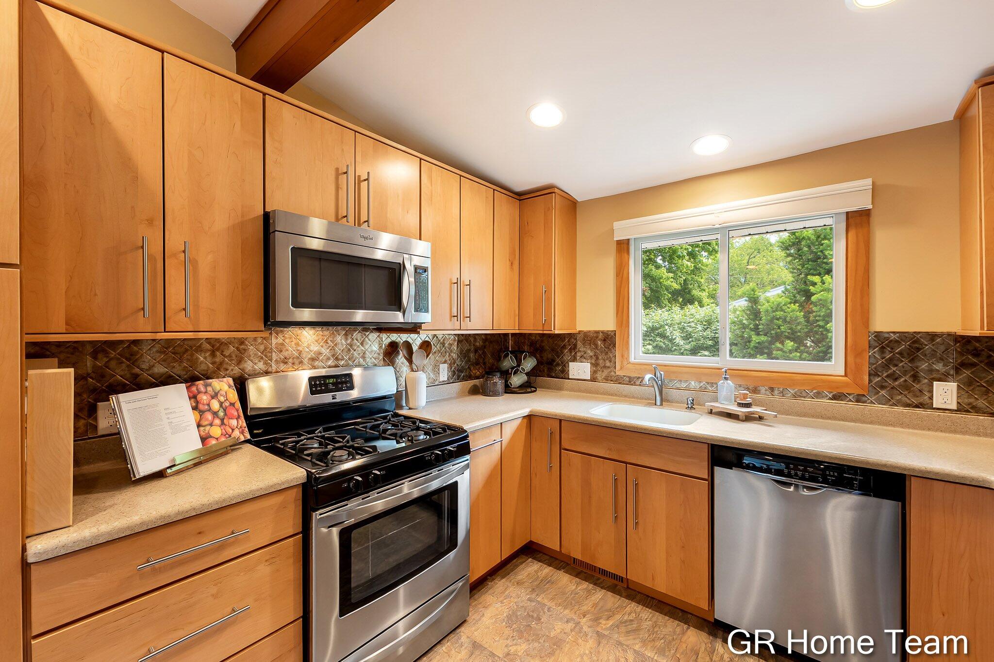 895 Bellewood Drive SE Grand Rapids MI 49508