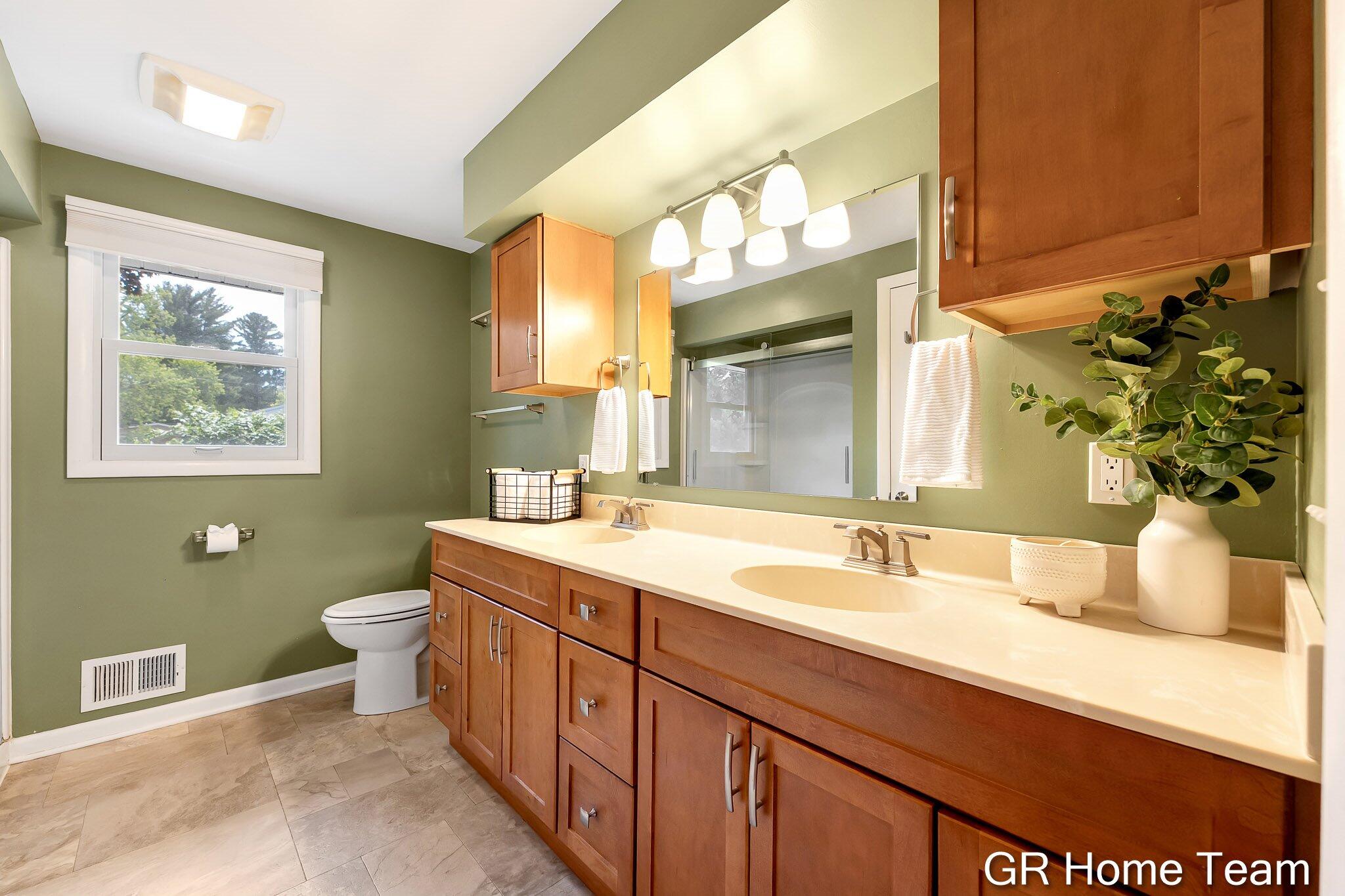 895 Bellewood Drive SE Grand Rapids MI 49508