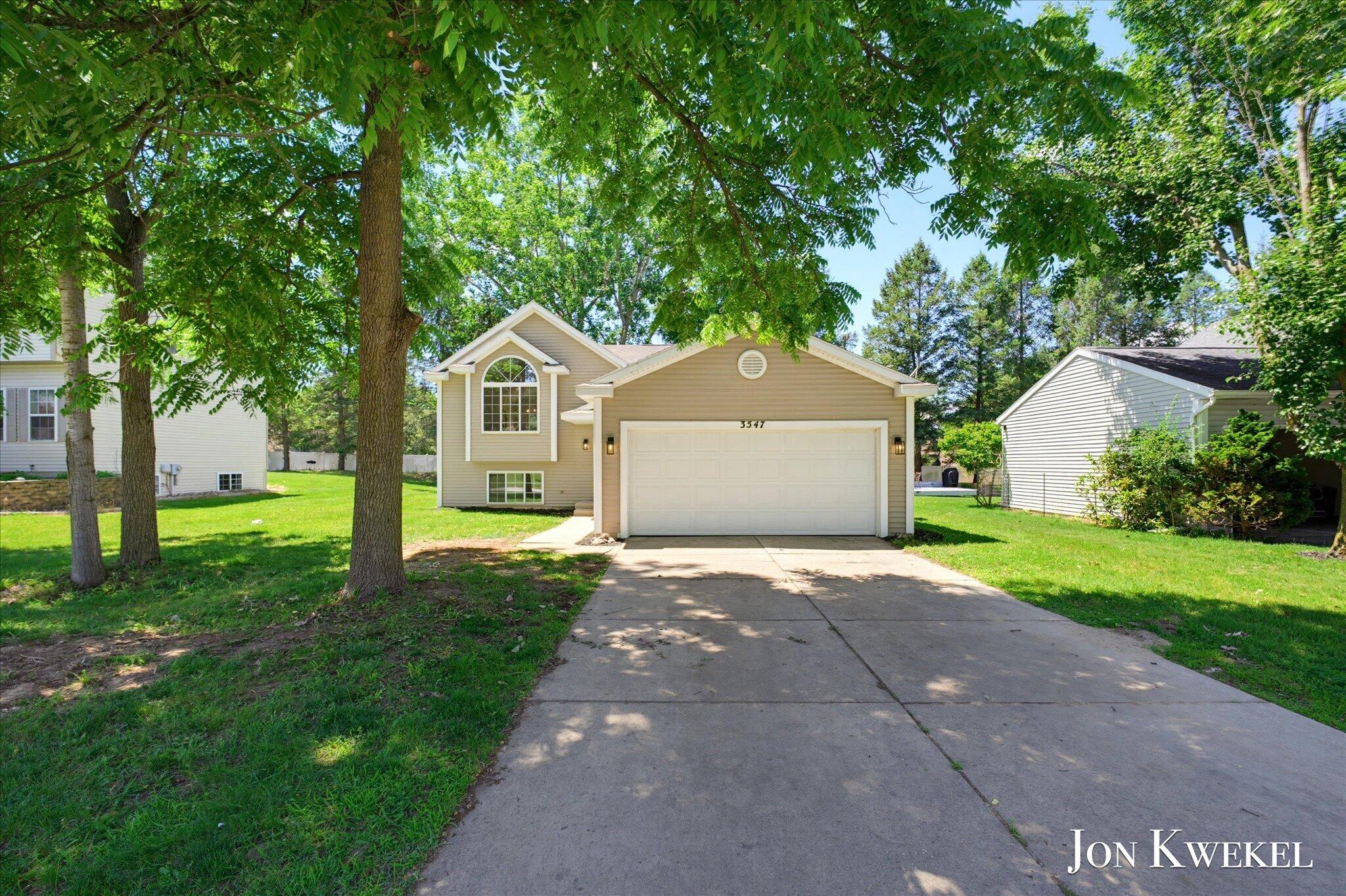 3547 Breton Valley SE Grand Rapids MI 49512