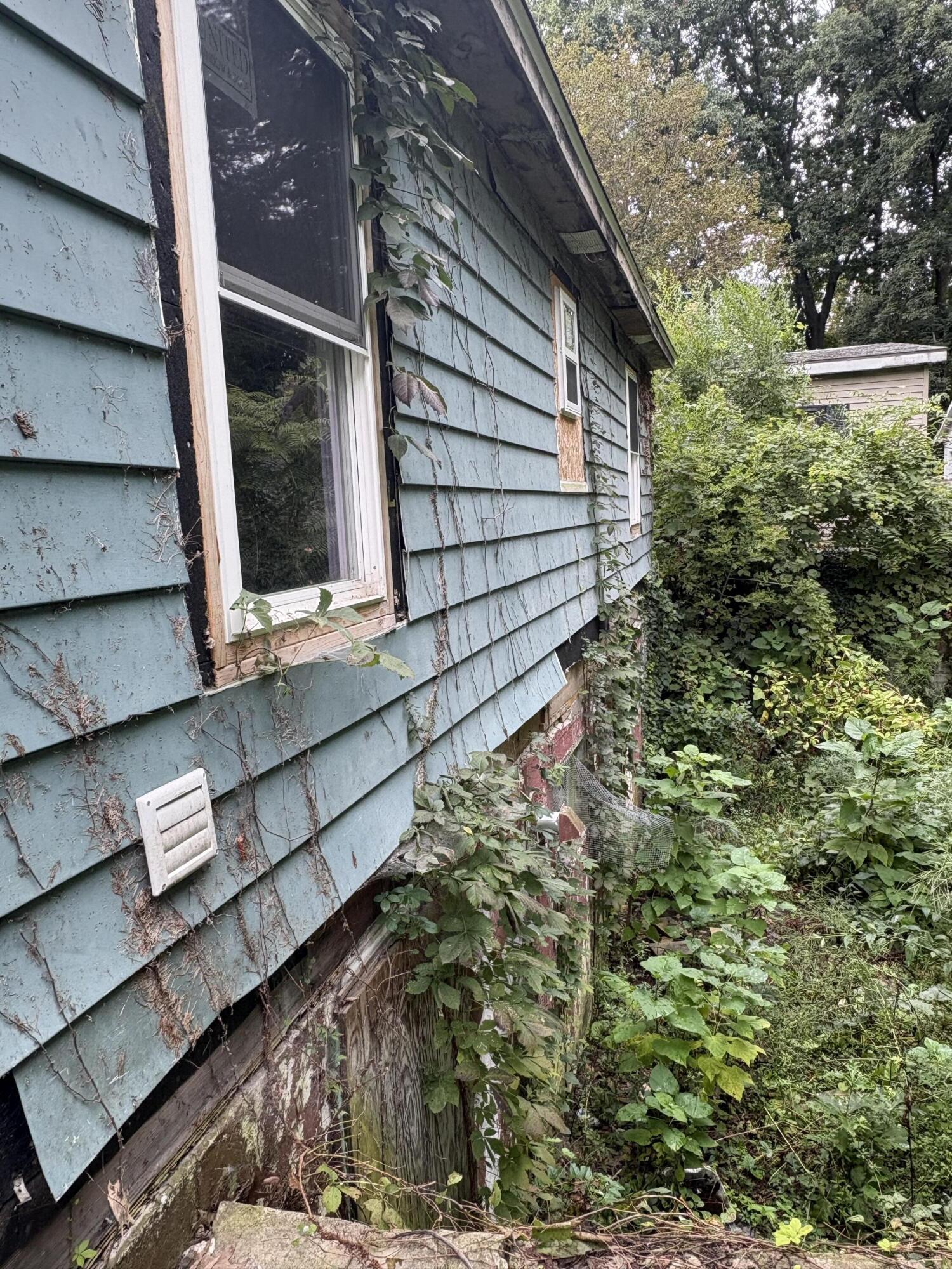 911 Waukonda Avenue Benton Harbor MI 49022