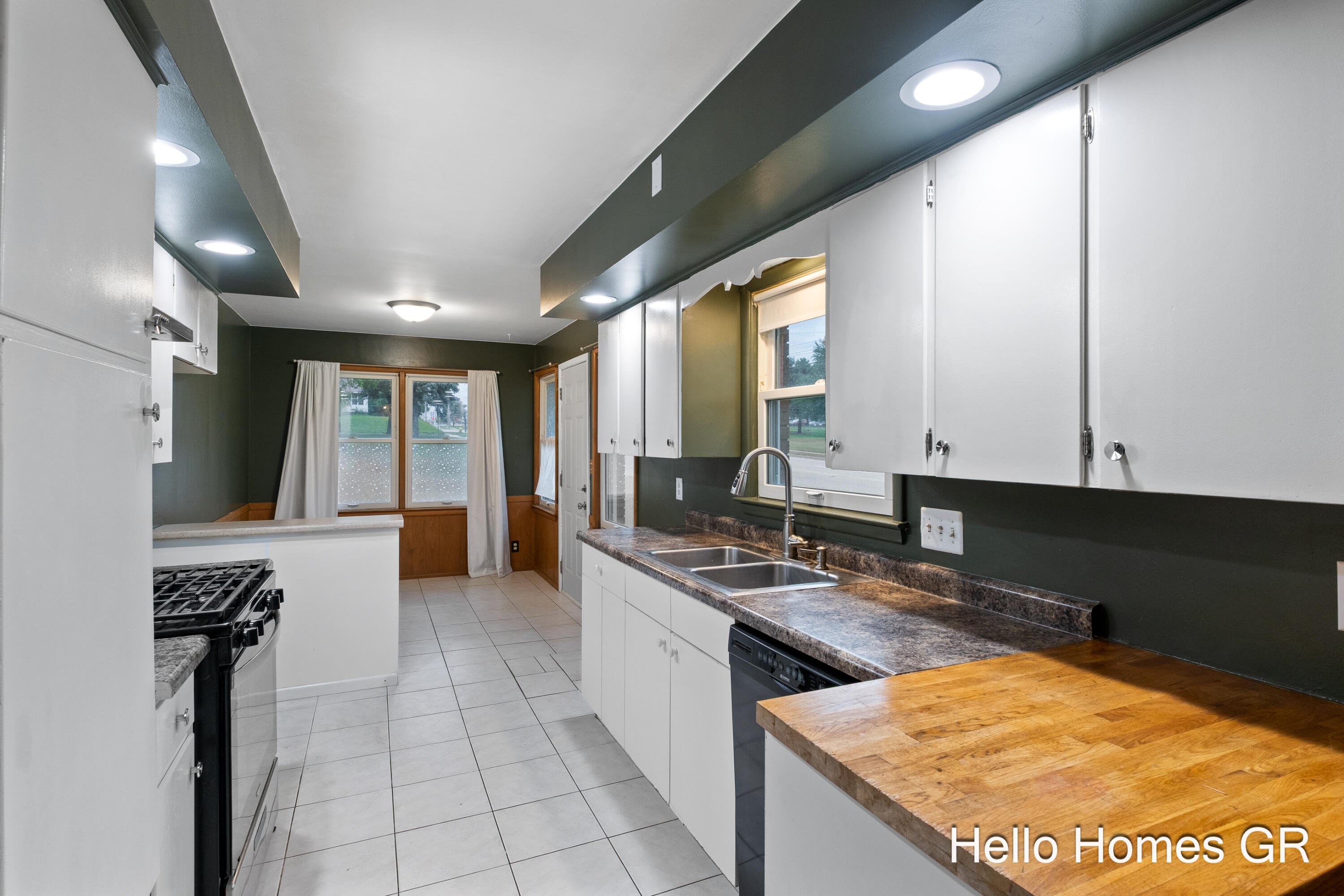 1135 Carrier Creek Boulevard NE Grand Rapids MI 49503