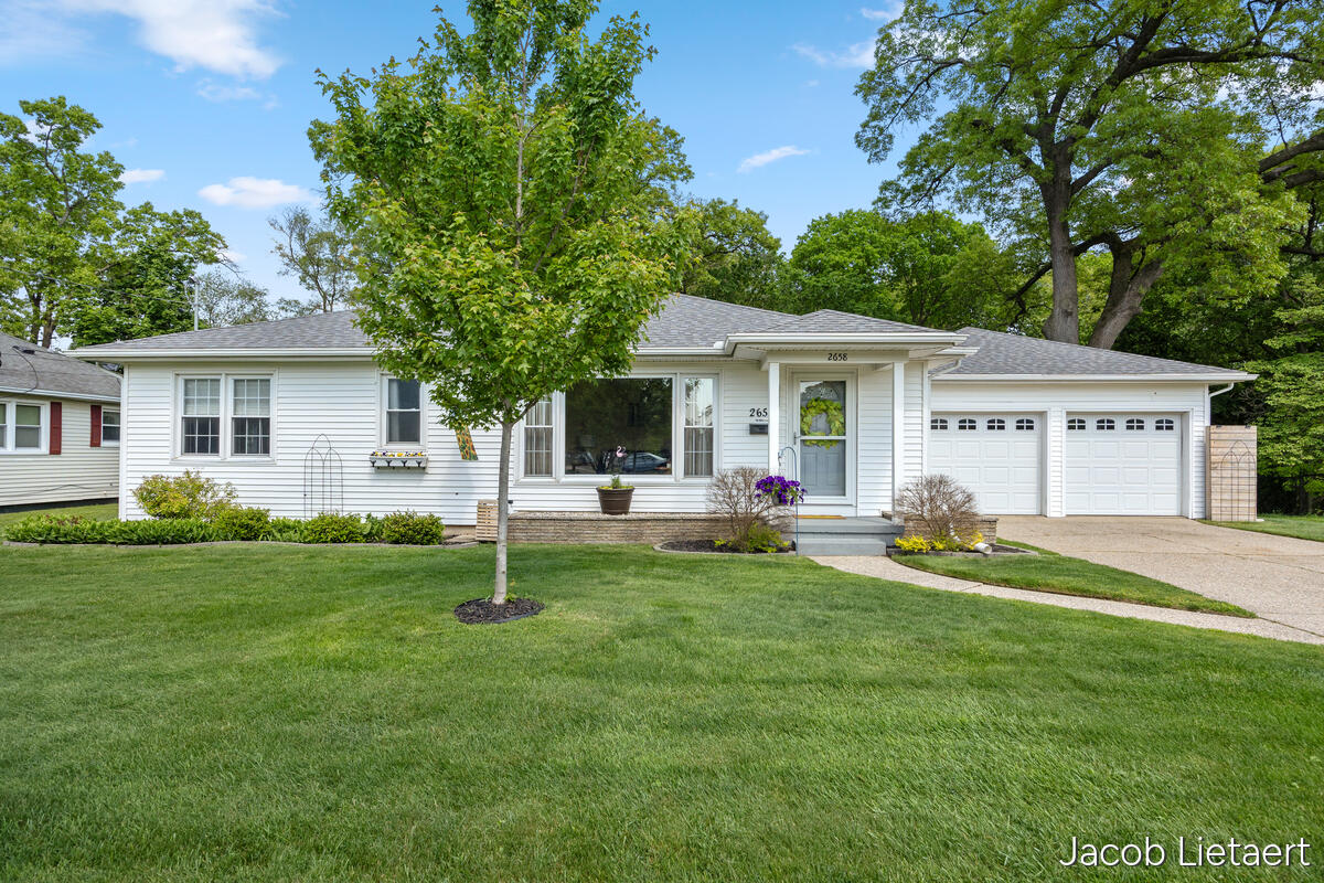 2658 Carlton Avenue NE Grand Rapids MI 49505