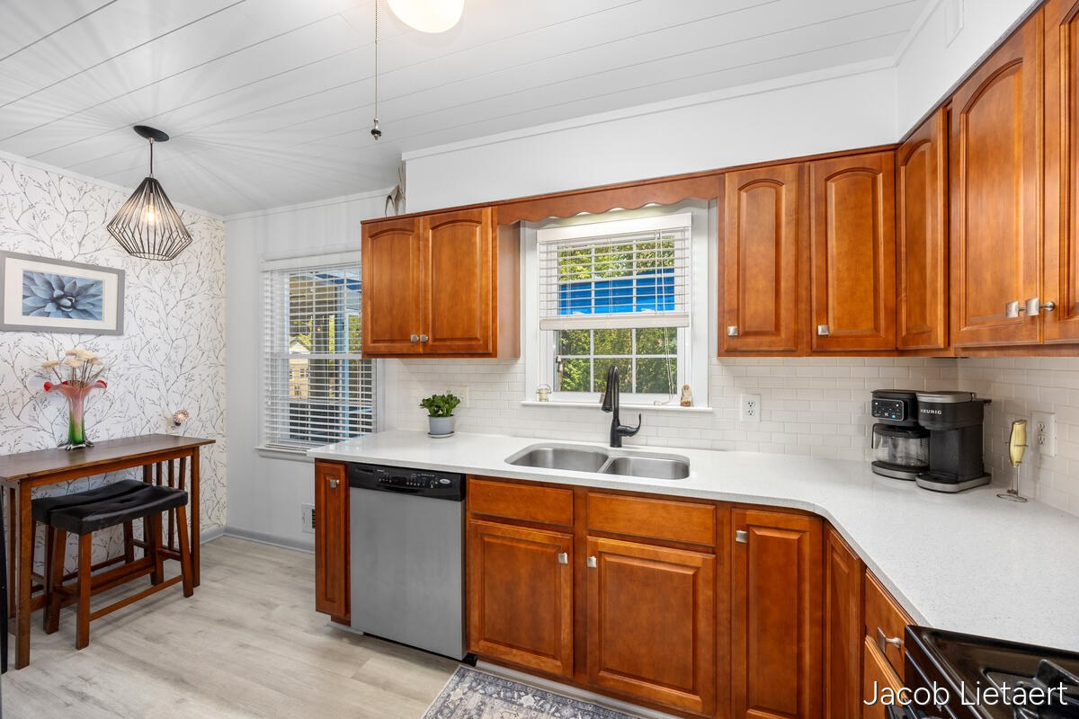 2658 Carlton Avenue NE Grand Rapids MI 49505