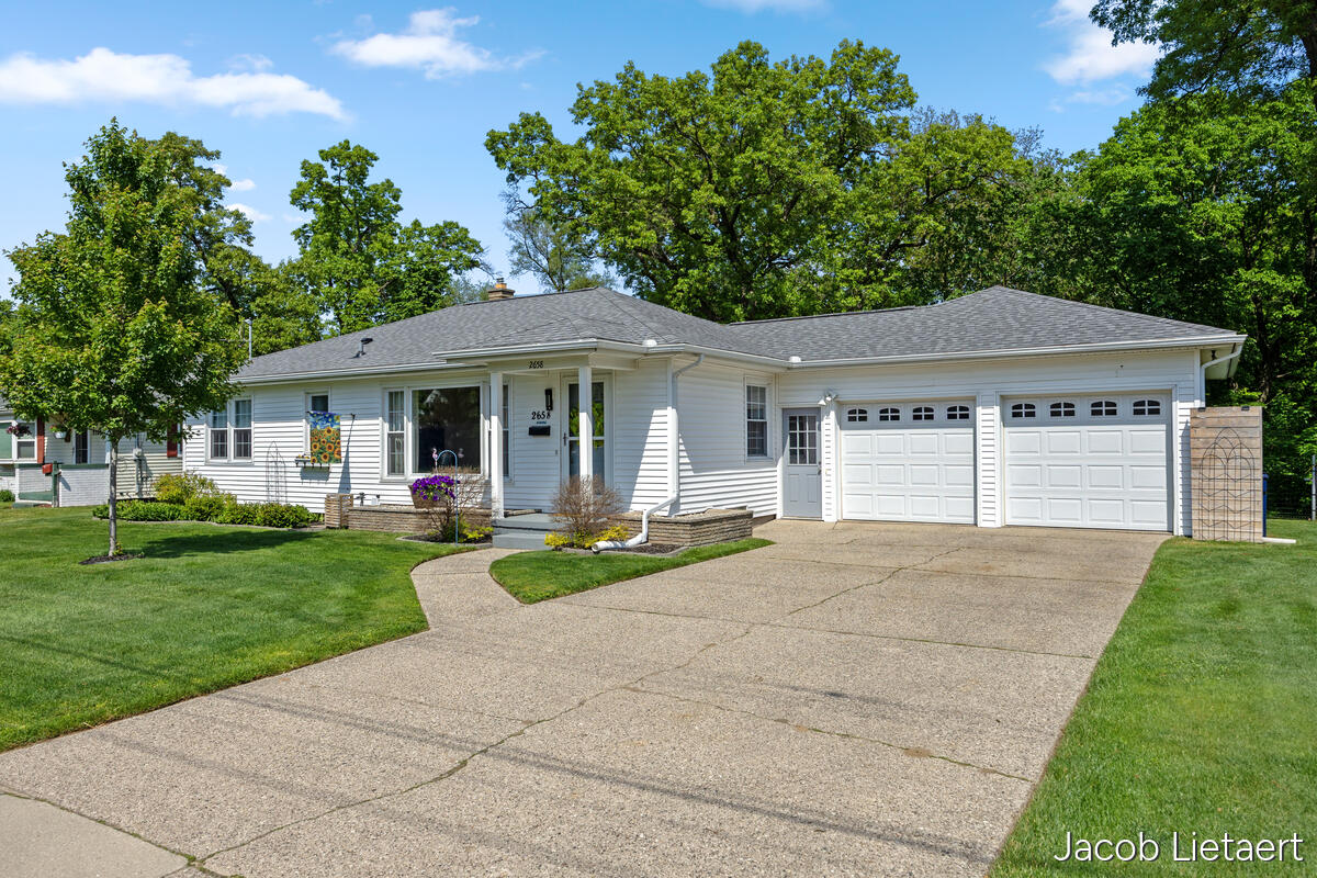 2658 Carlton Avenue NE Grand Rapids MI 49505