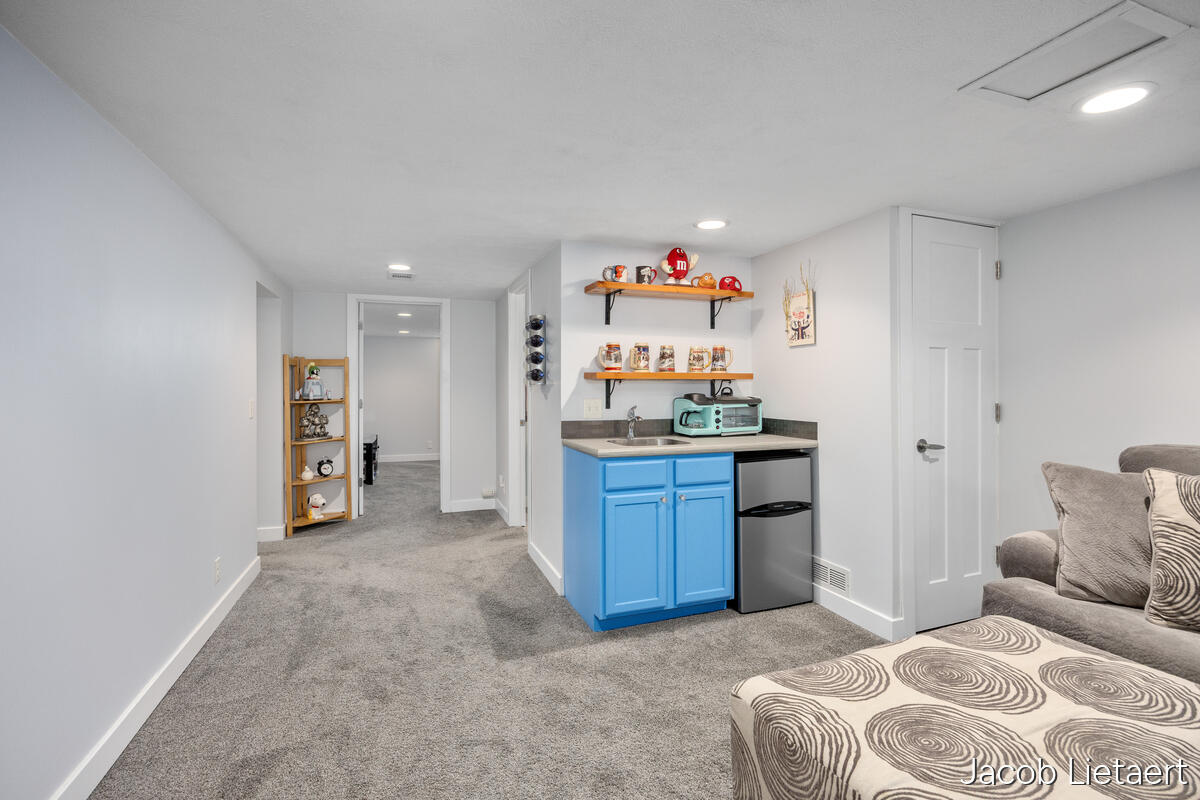 2658 Carlton Avenue NE Grand Rapids MI 49505
