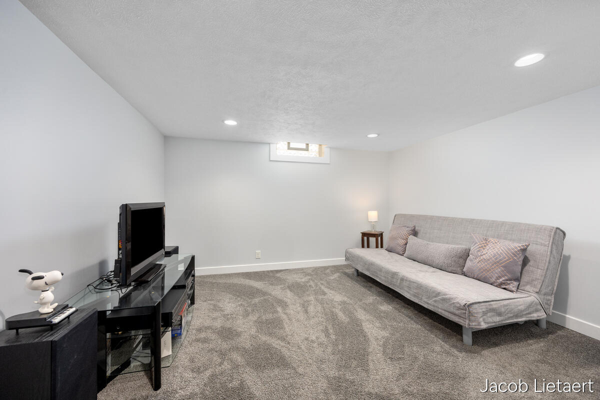 2658 Carlton Avenue NE Grand Rapids MI 49505