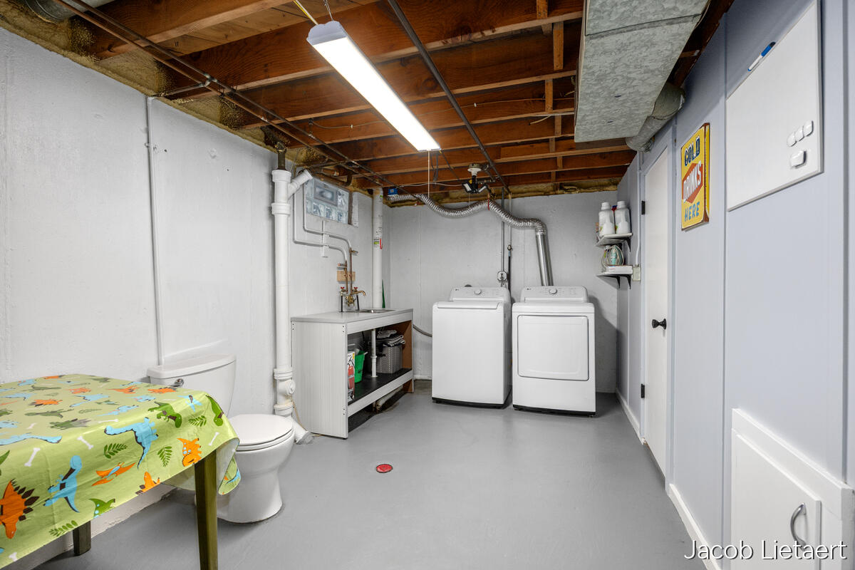 2658 Carlton Avenue NE Grand Rapids MI 49505