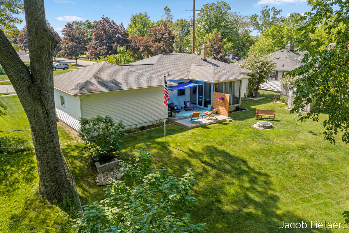 2658 Carlton Avenue NE Grand Rapids MI 49505