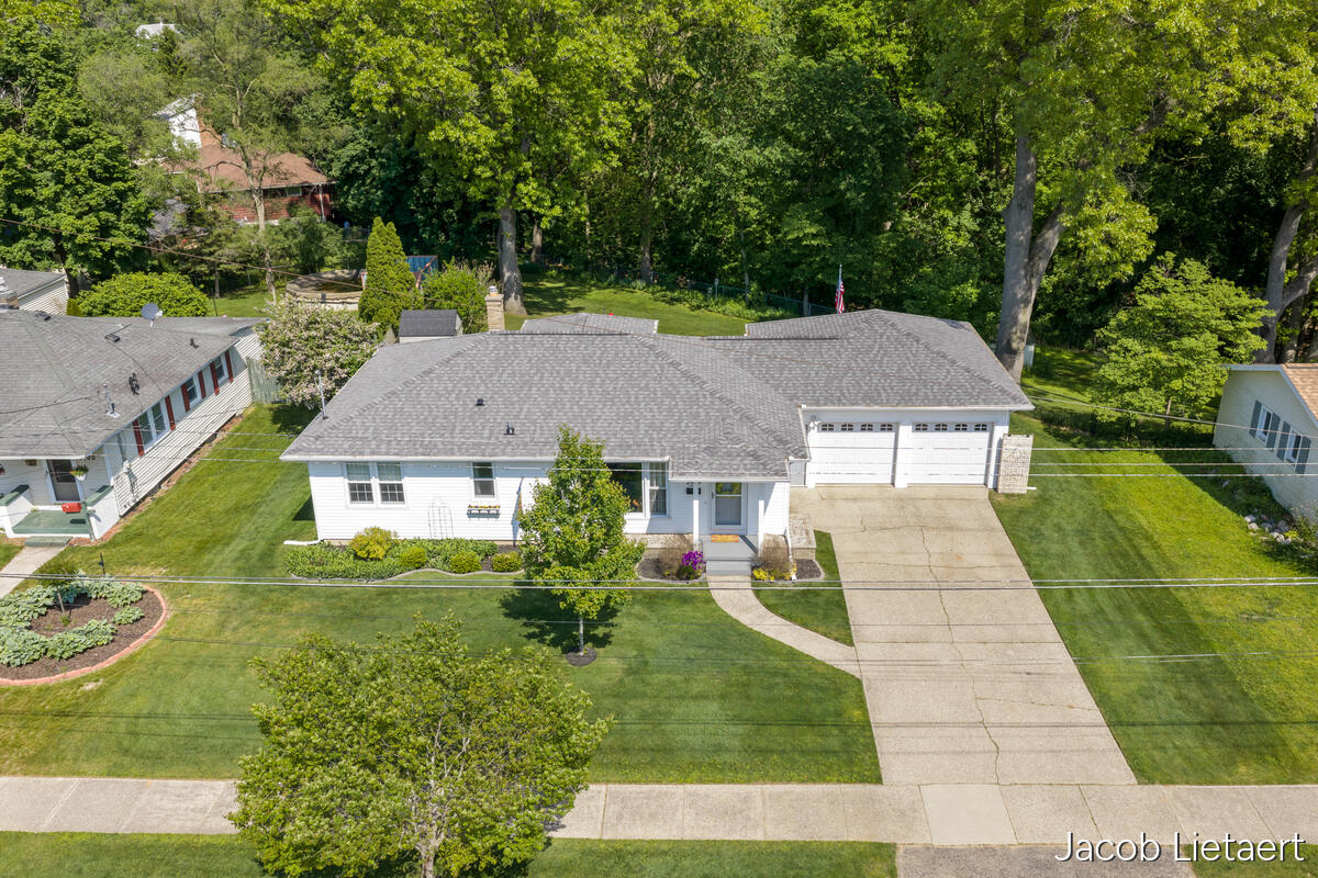 2658 Carlton Avenue NE Grand Rapids MI 49505