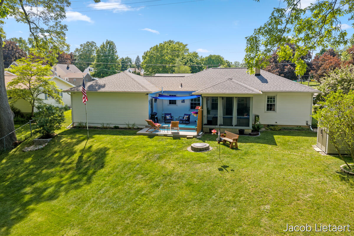 2658 Carlton Avenue NE Grand Rapids MI 49505