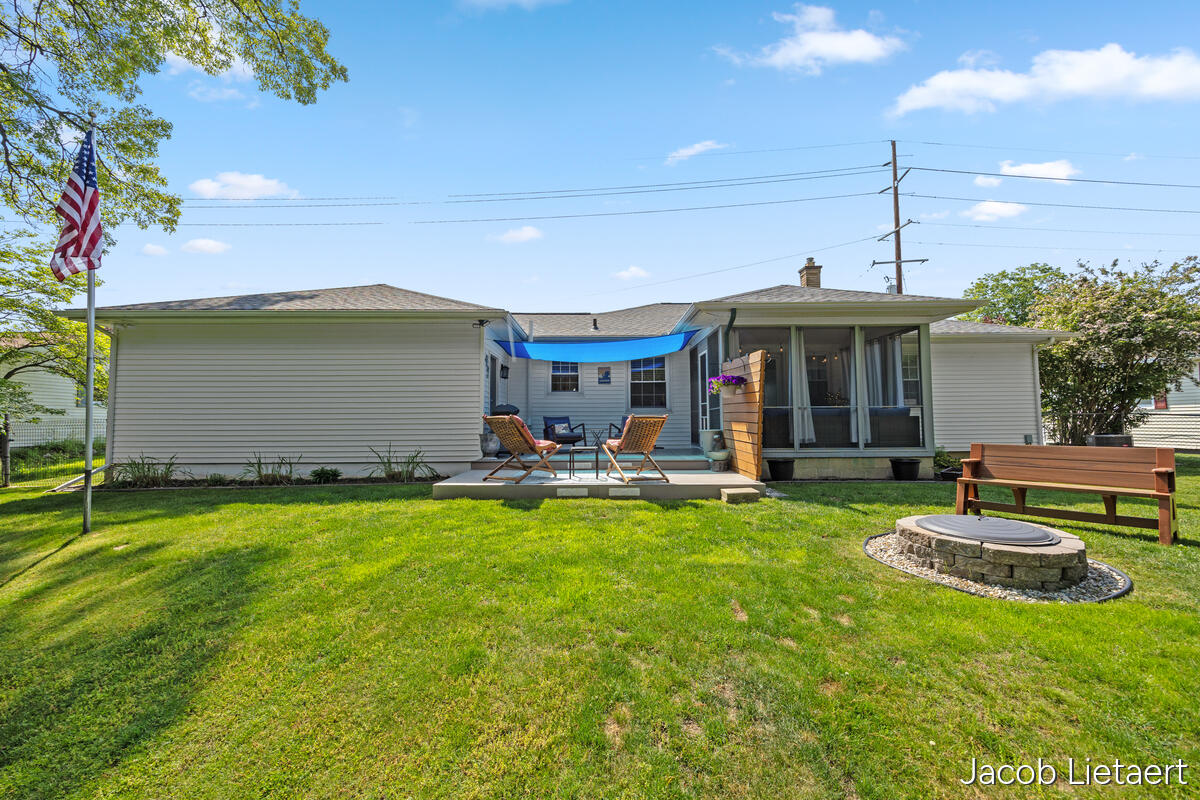 2658 Carlton Avenue NE Grand Rapids MI 49505