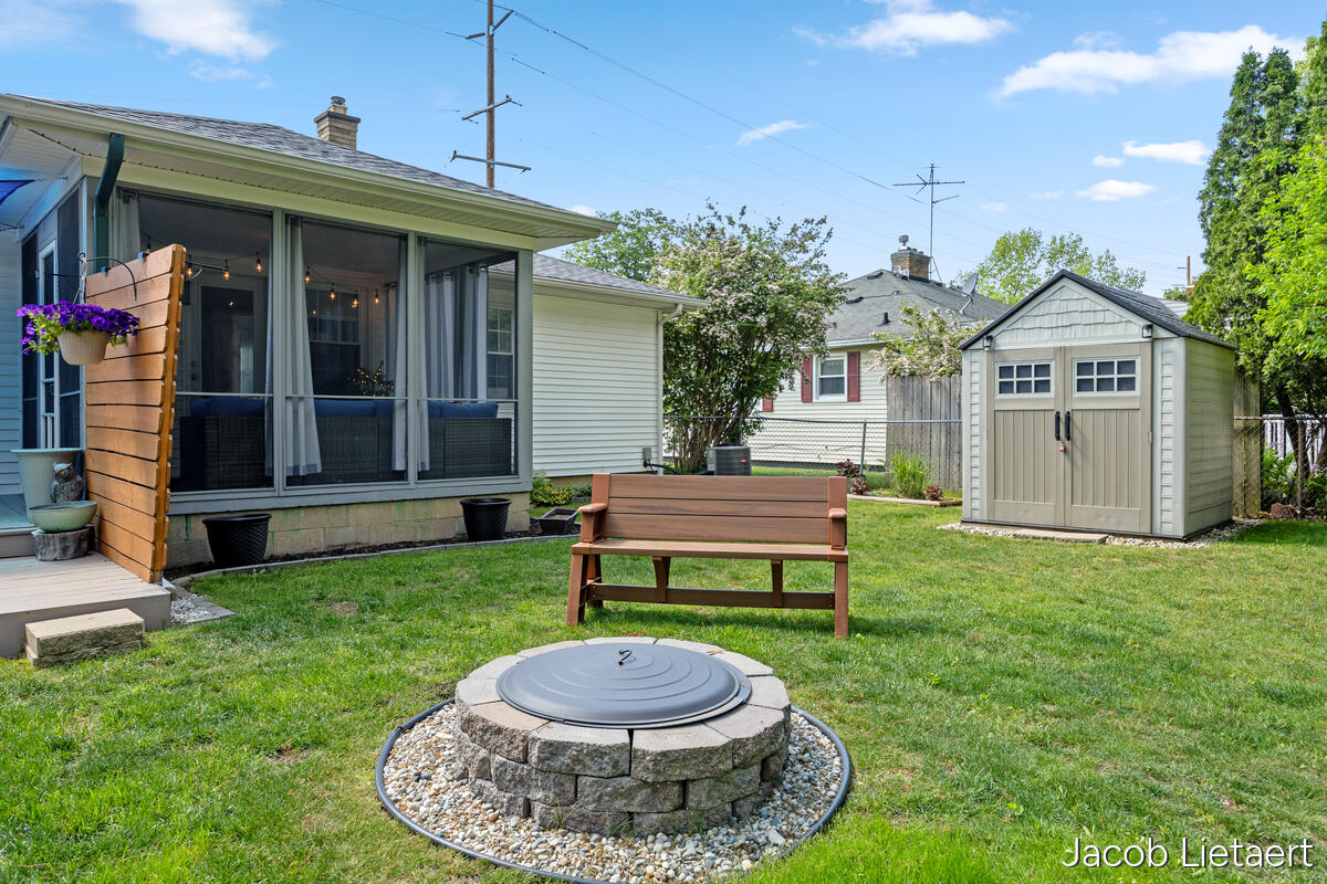 2658 Carlton Avenue NE Grand Rapids MI 49505