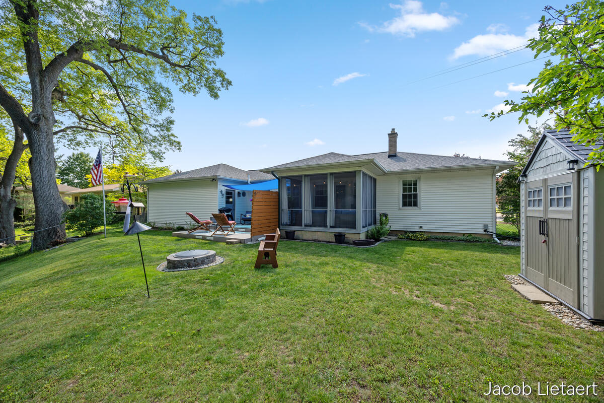 2658 Carlton Avenue NE Grand Rapids MI 49505