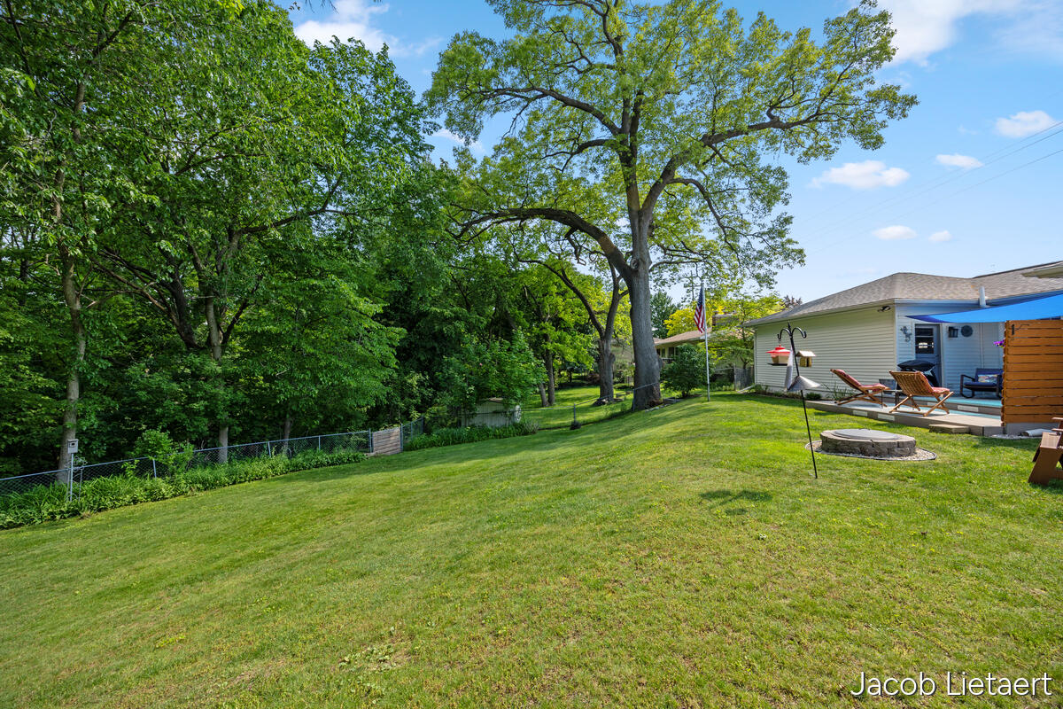 2658 Carlton Avenue NE Grand Rapids MI 49505
