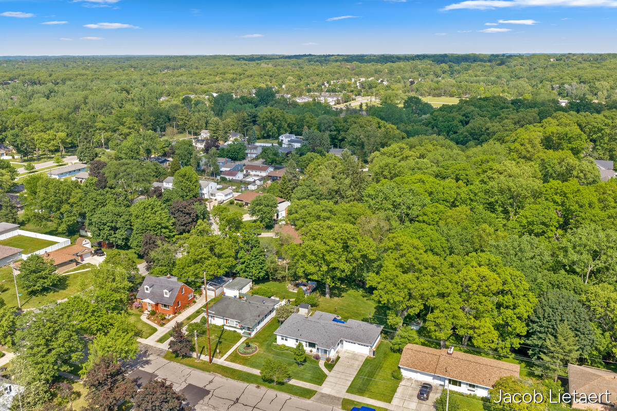 2658 Carlton Avenue NE Grand Rapids MI 49505