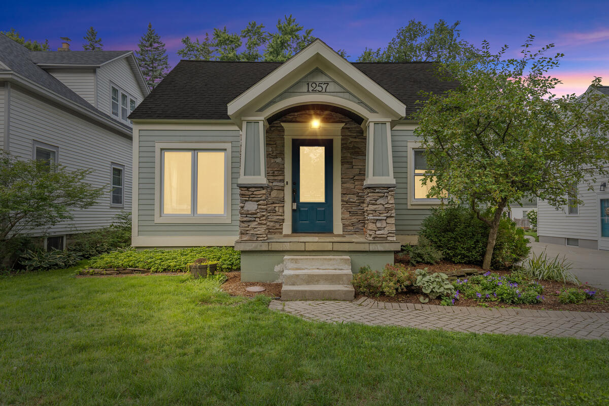 1257 Hillcrest Avenue NW Grand Rapids MI 49504