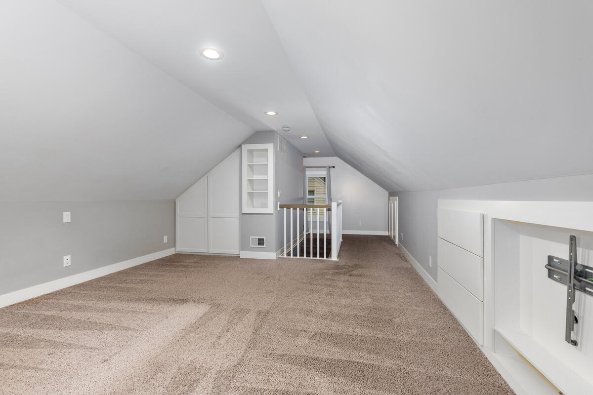 1257 Hillcrest Avenue NW Grand Rapids MI 49504