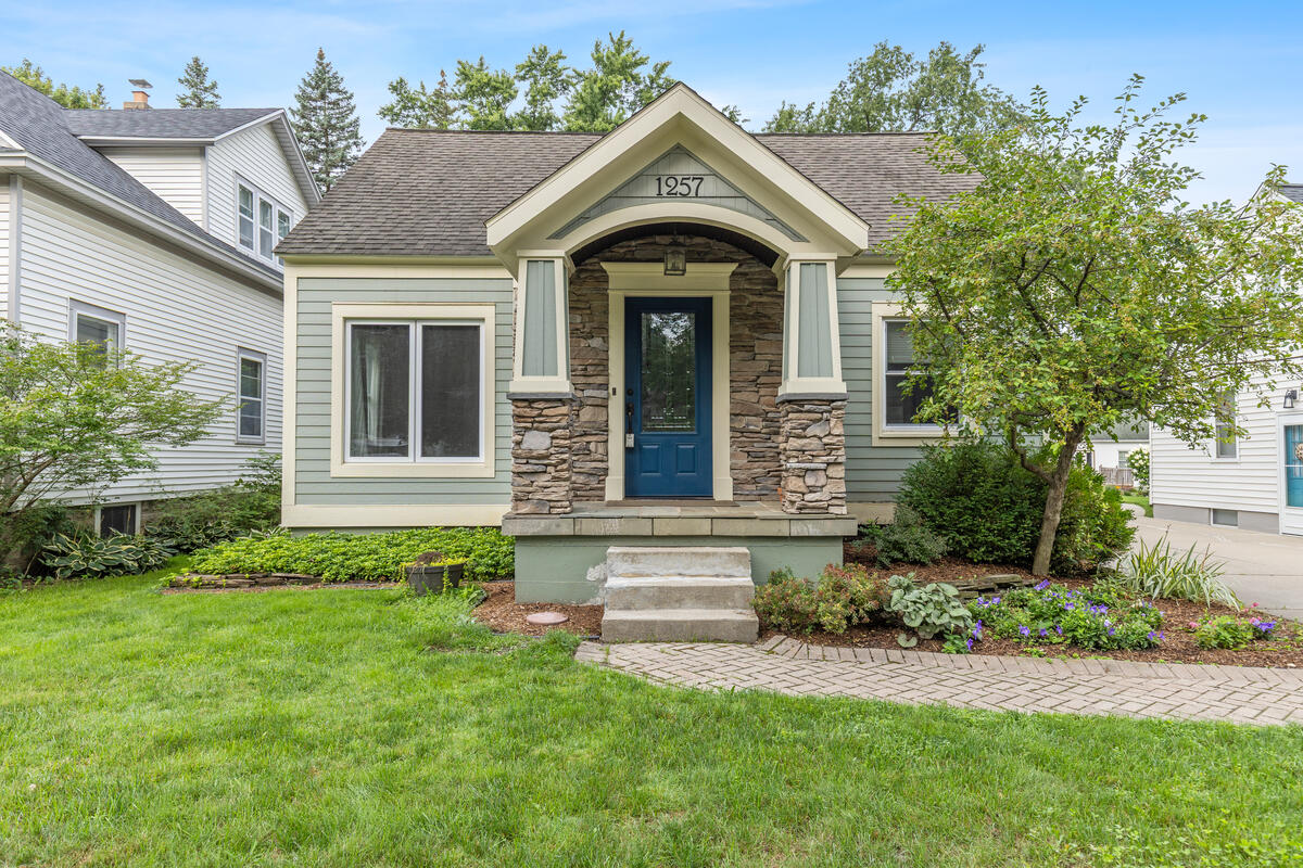 1257 Hillcrest Avenue NW Grand Rapids MI 49504