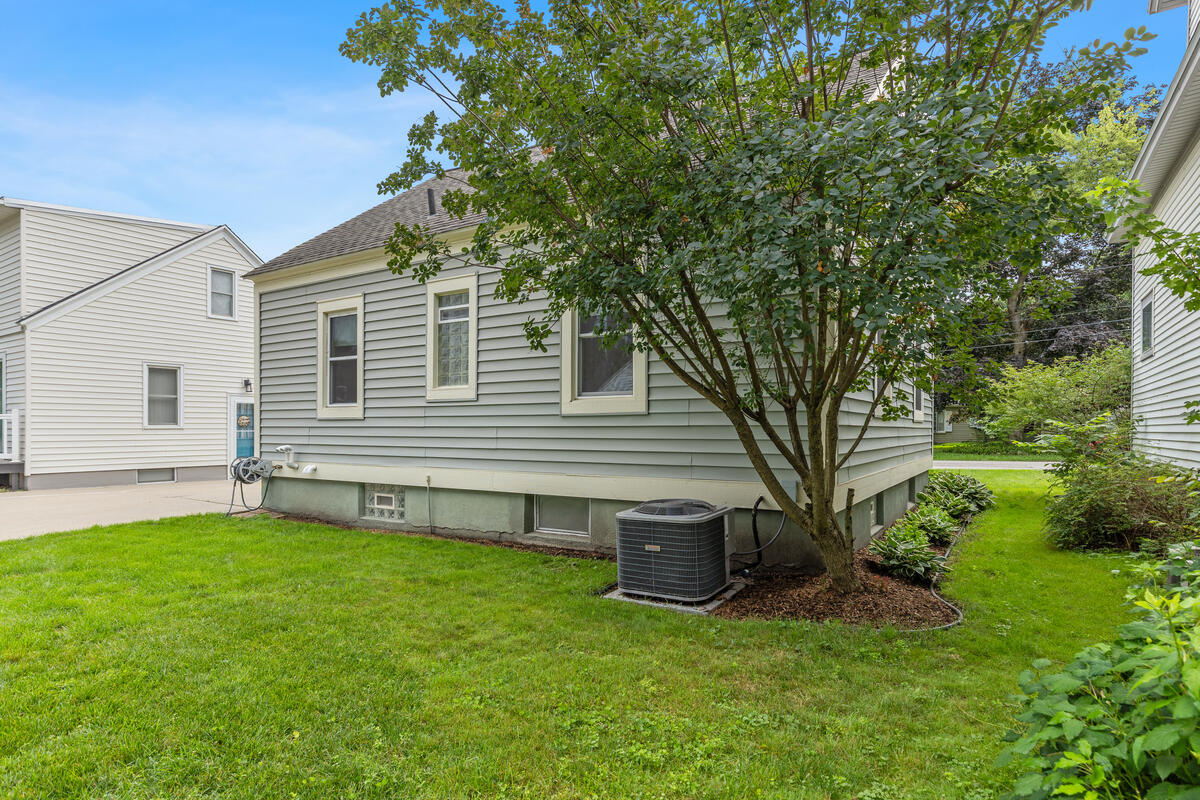 1257 Hillcrest Avenue NW Grand Rapids MI 49504
