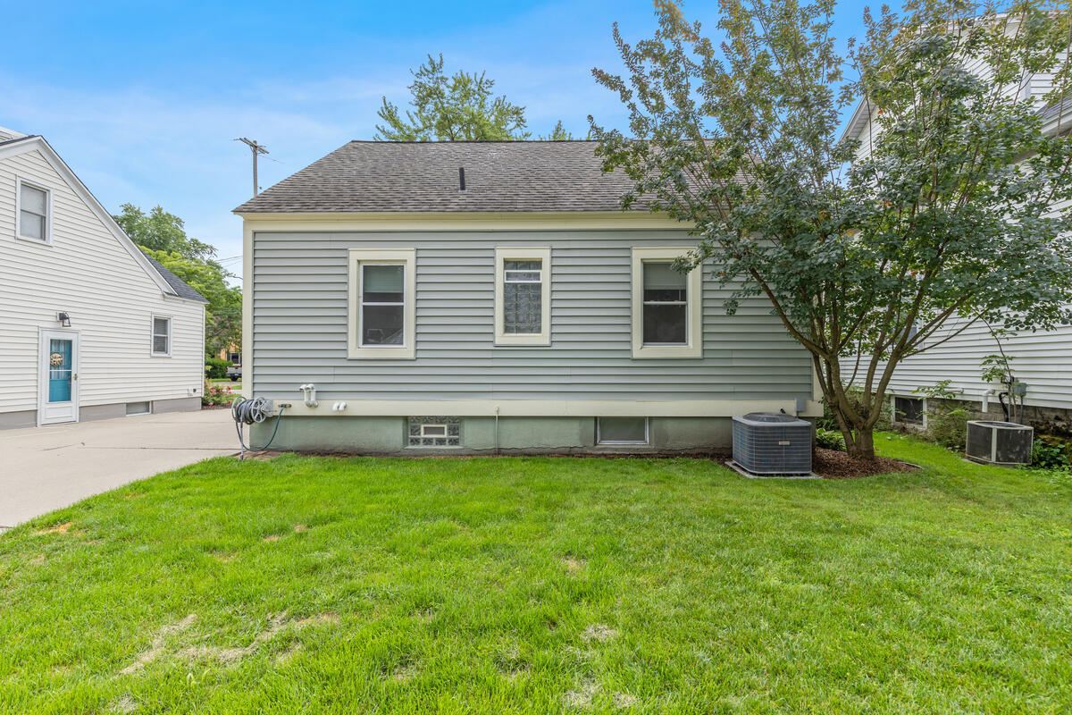 1257 Hillcrest Avenue NW Grand Rapids MI 49504