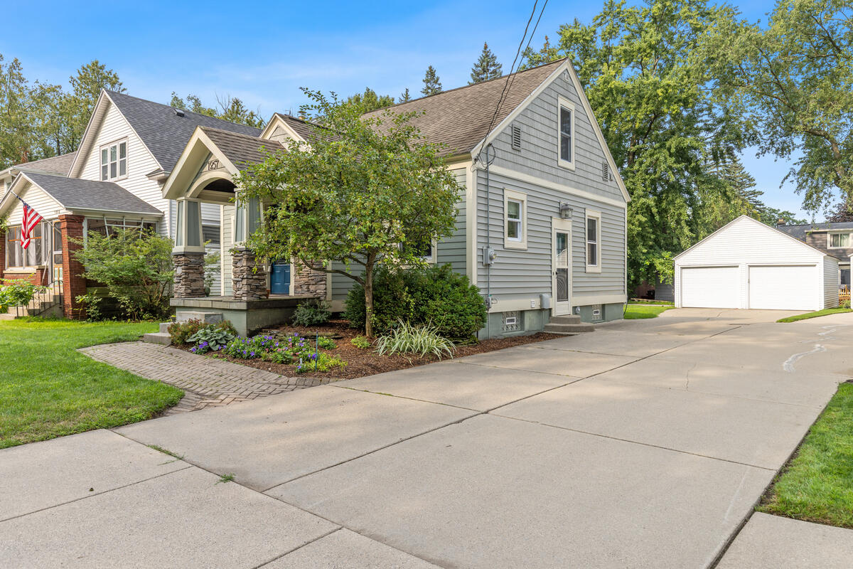 1257 Hillcrest Avenue NW Grand Rapids MI 49504