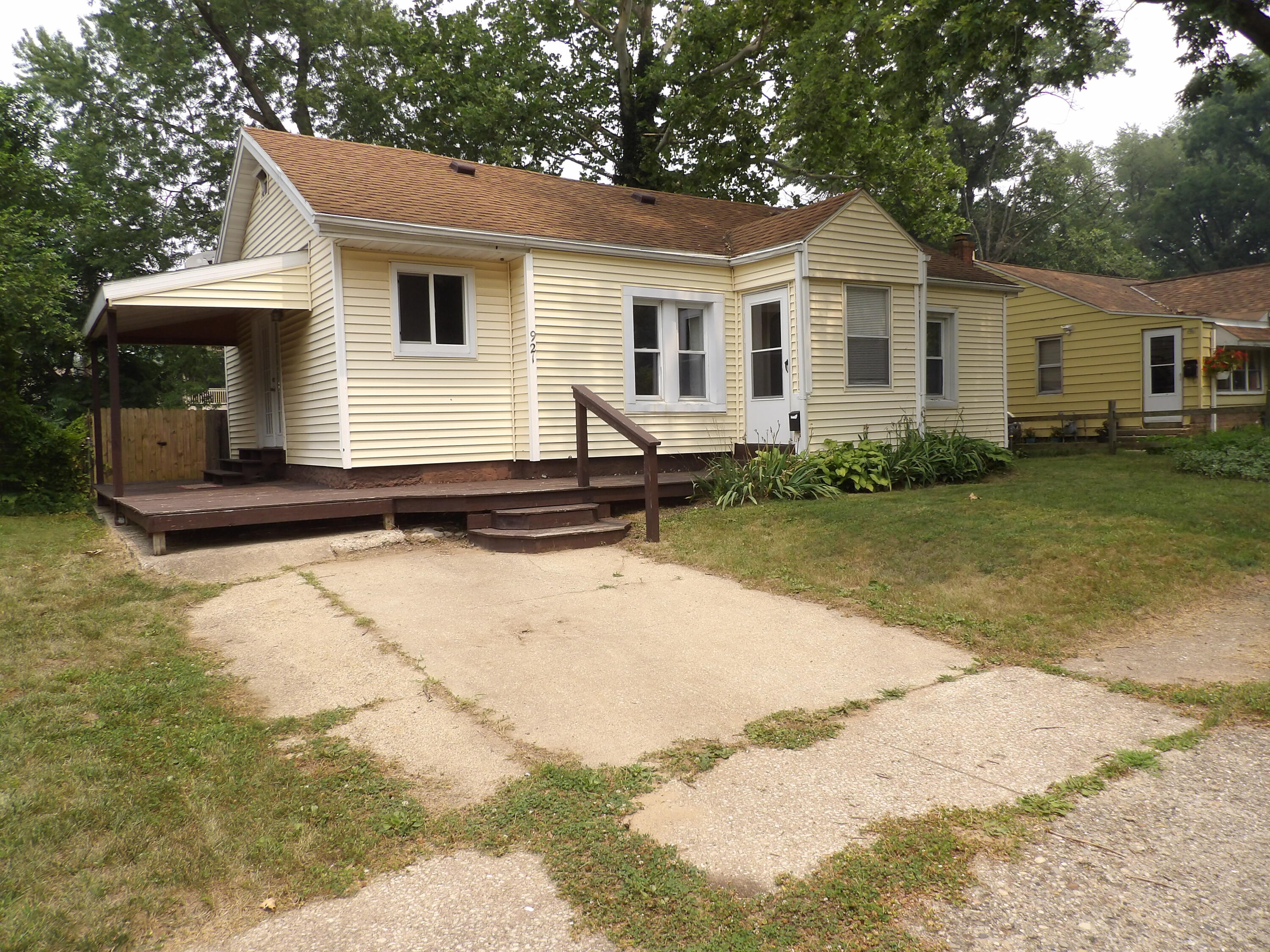 921 Burns Street Niles MI 49120