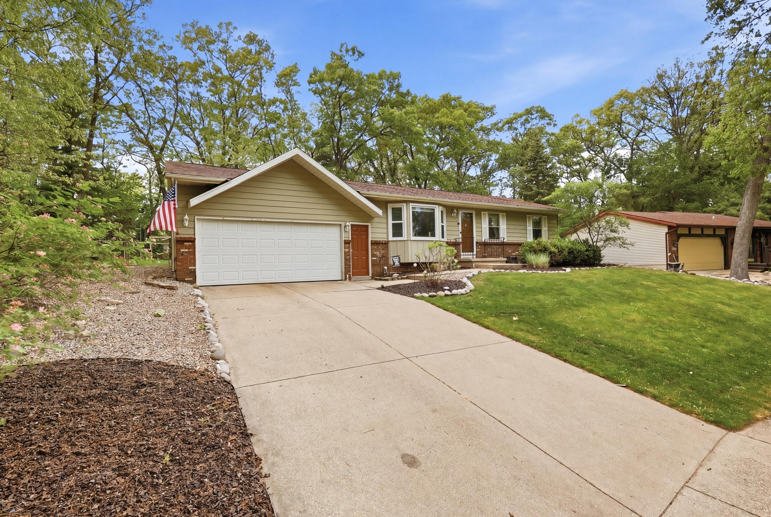 2433 Glen Valley Drive NW Grand Rapids MI 49544