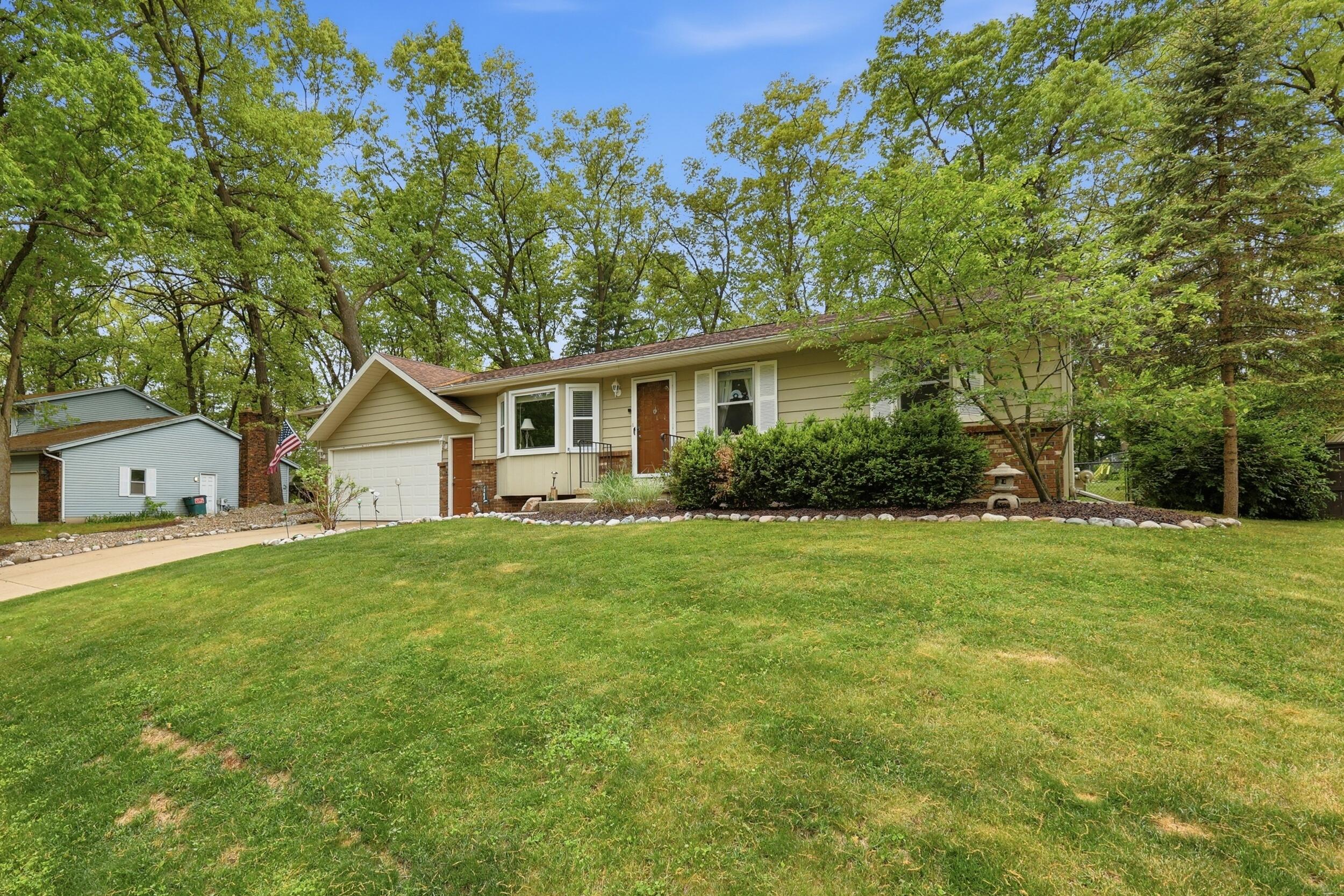 2433 Glen Valley Drive NW Grand Rapids MI 49544