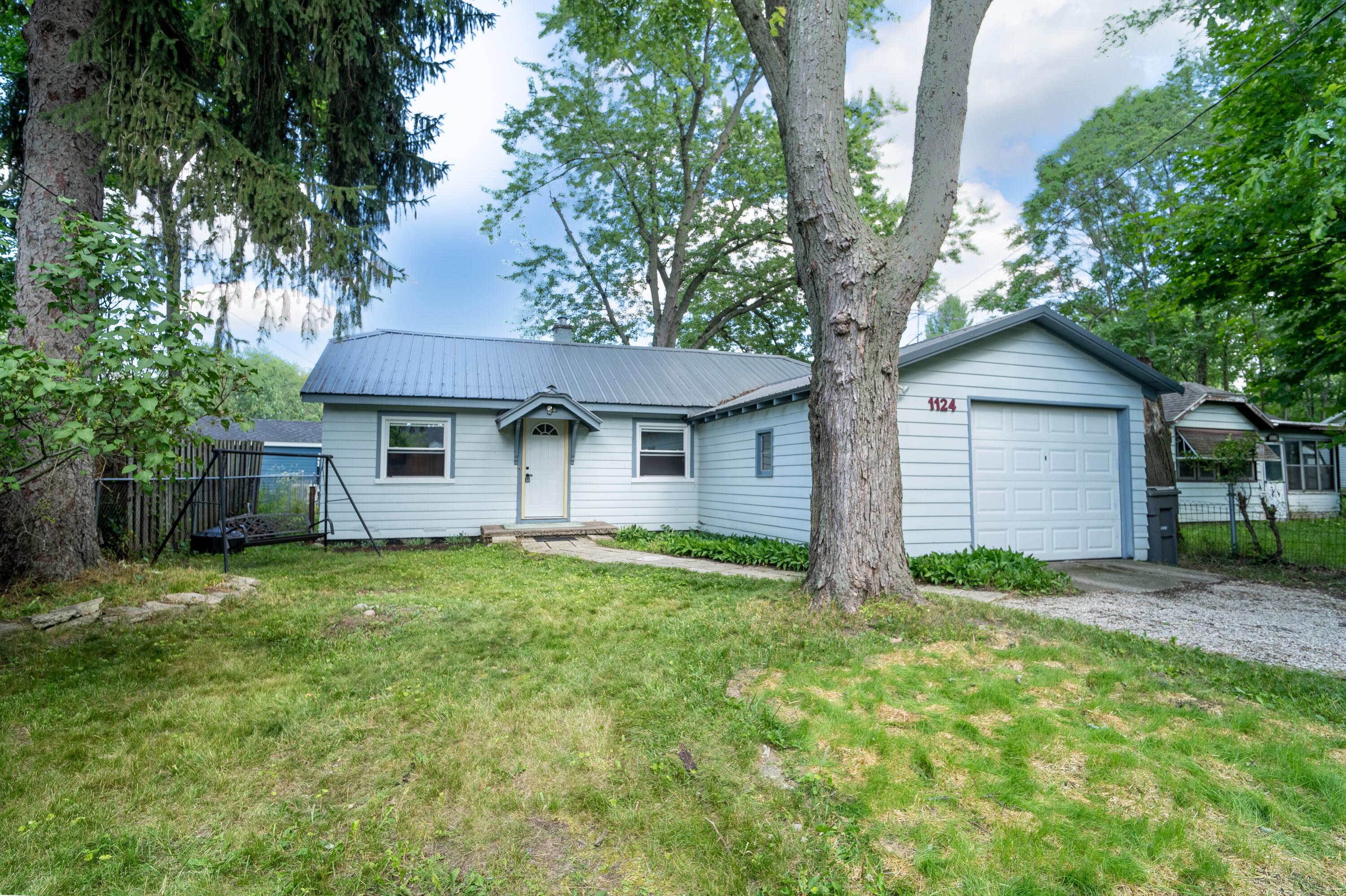 1124 Kusterer Drive NW Grand Rapids MI 49534