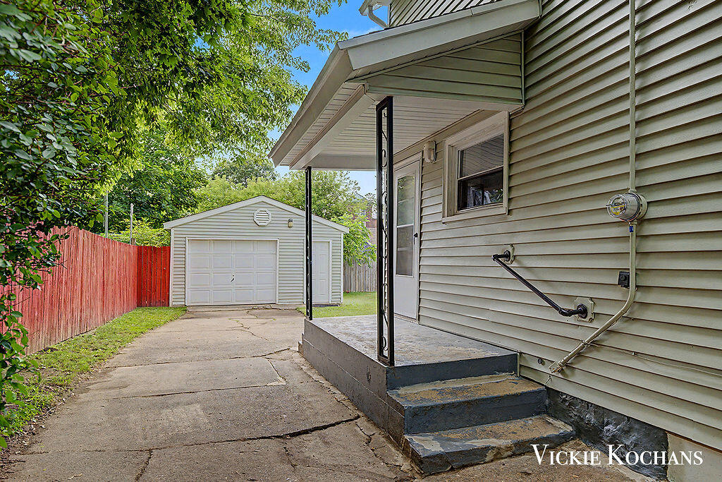 620 Davis Avenue NW Grand Rapids MI 49504
