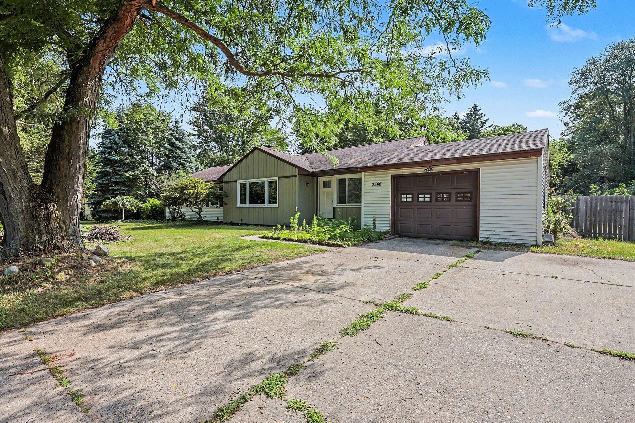 3346 Dean Lake Avenue NE Grand Rapids MI 49525