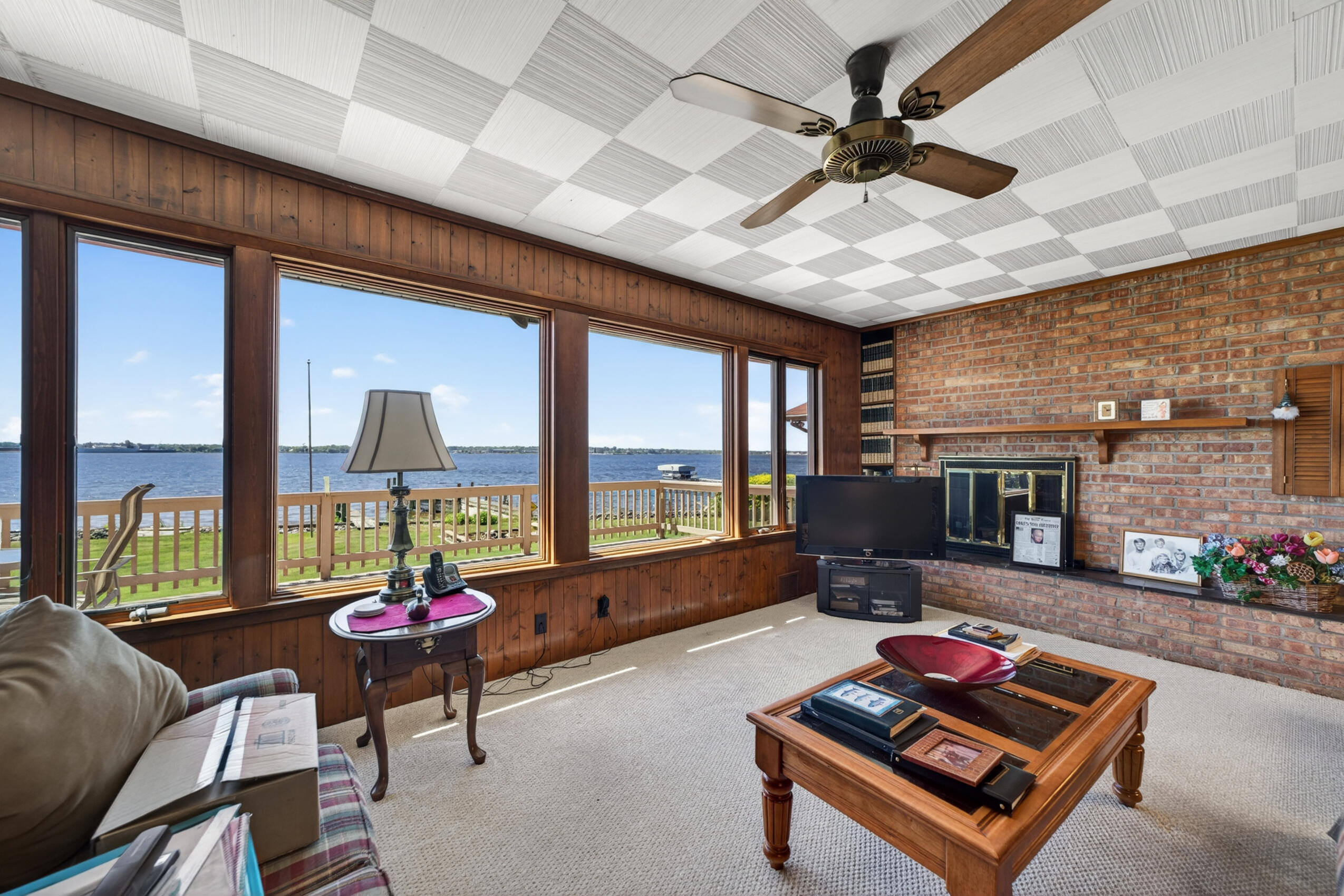909 Tostenabe Muskegon MI 49445