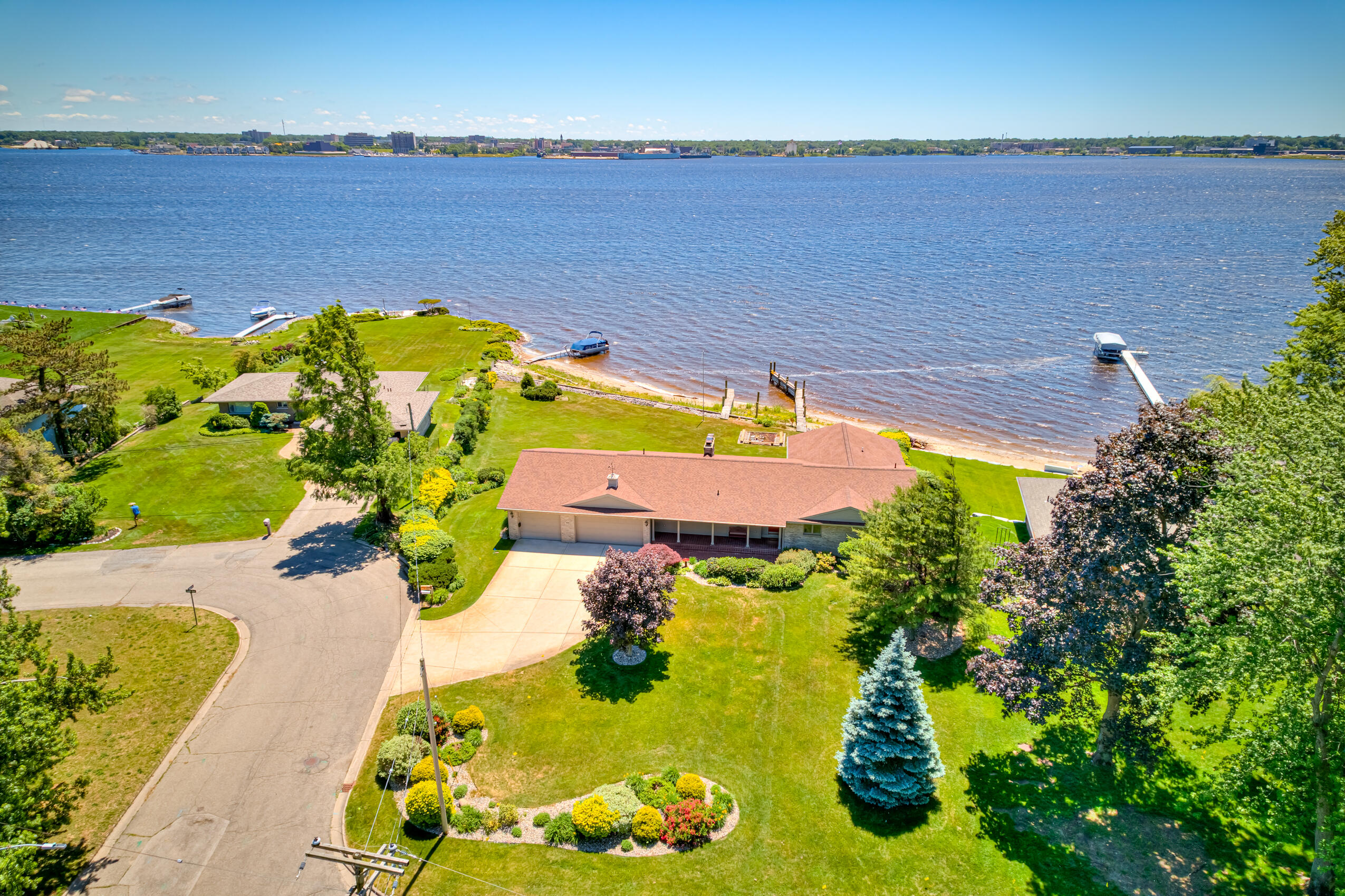 909 Tostenabe Muskegon MI 49445