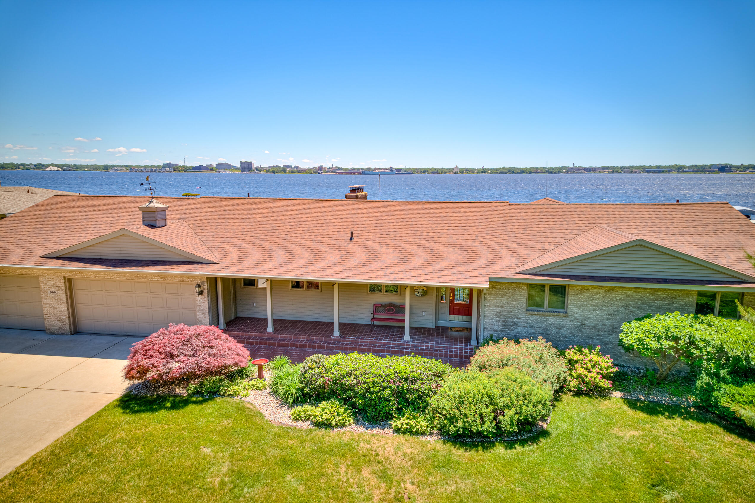 909 Tostenabe Muskegon MI 49445