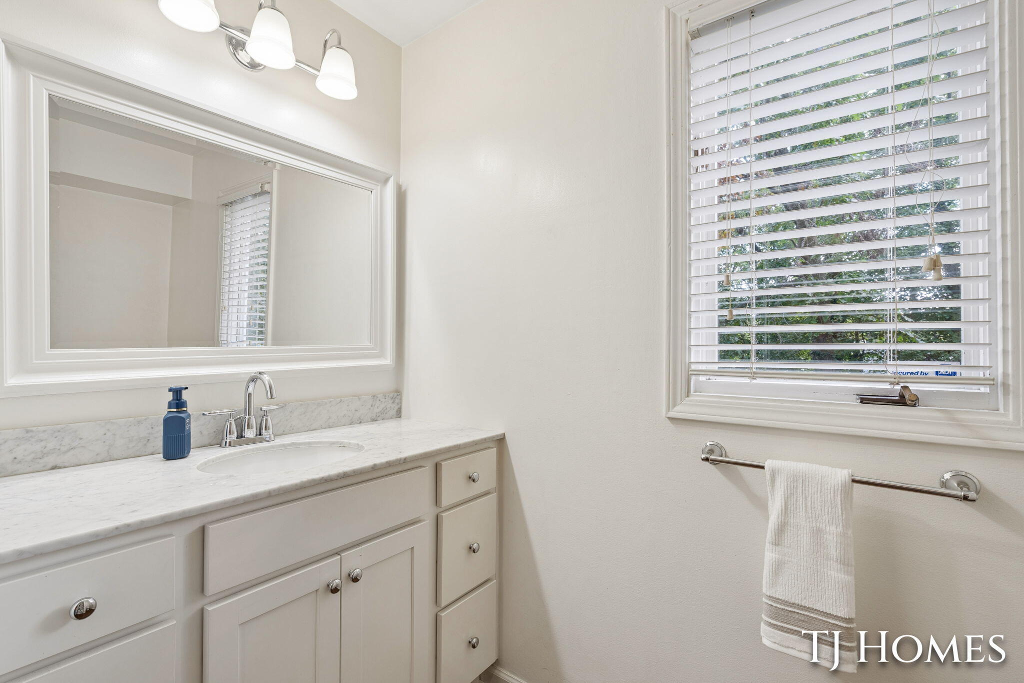 2472 Appleton Drive NE Grand Rapids MI 49525