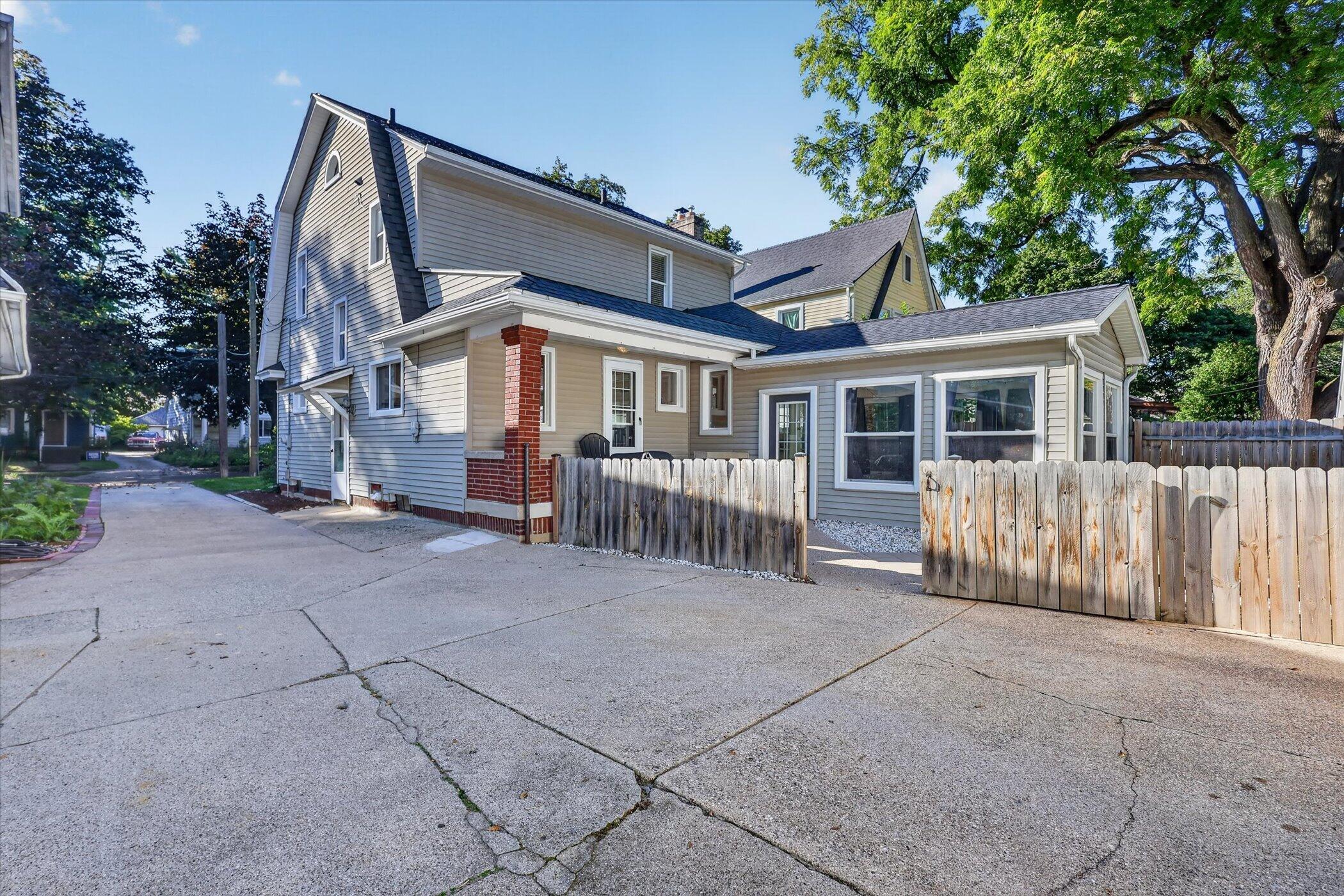 328 Glenhaven Avenue NW Grand Rapids MI 49504