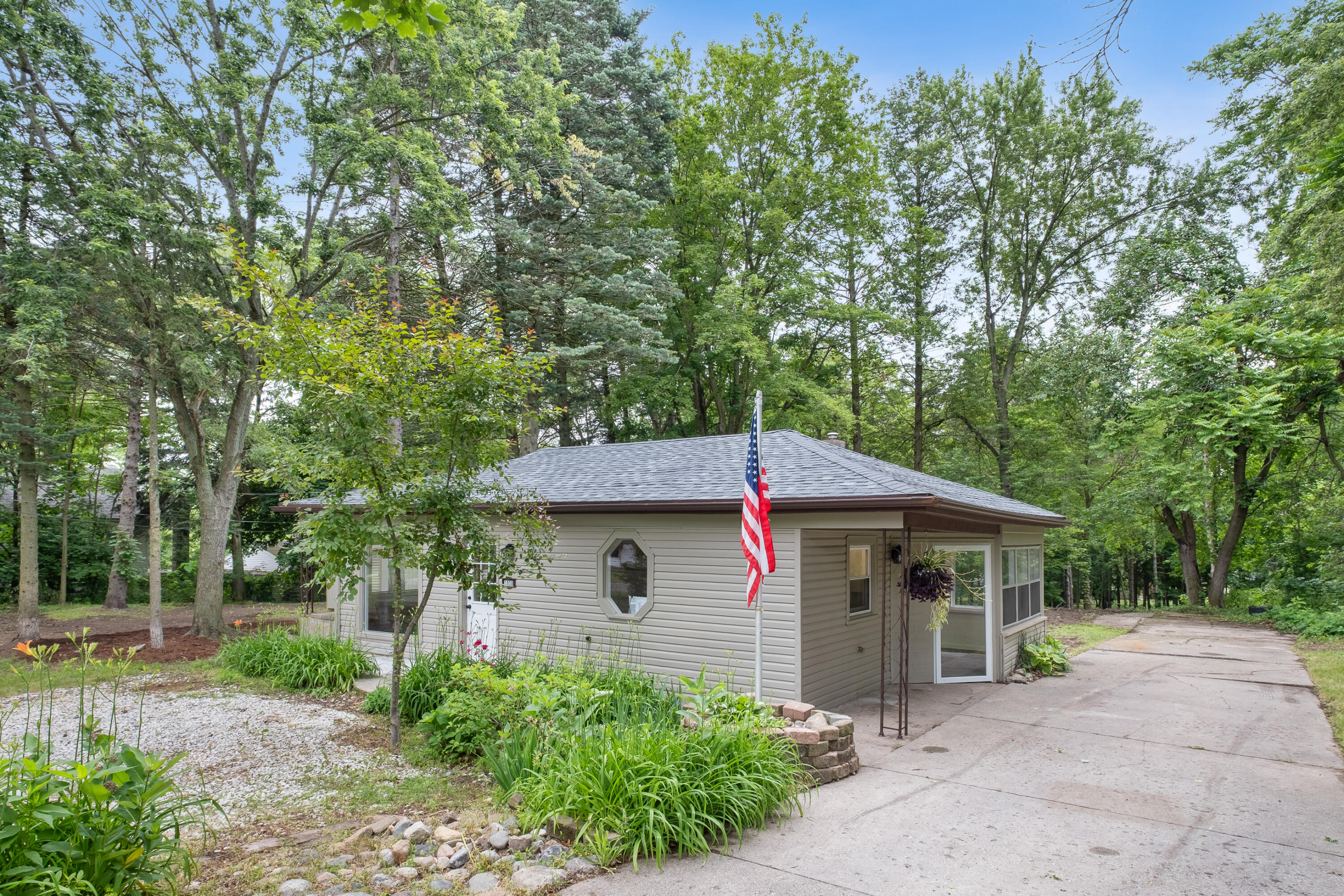 1030 Harding Street NW Grand Rapids MI 49544