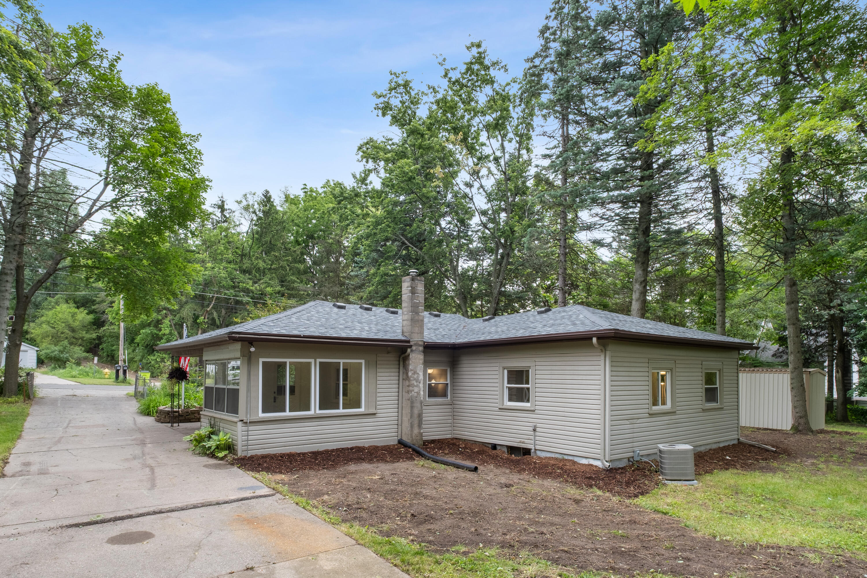 1030 Harding Street NW Grand Rapids MI 49544