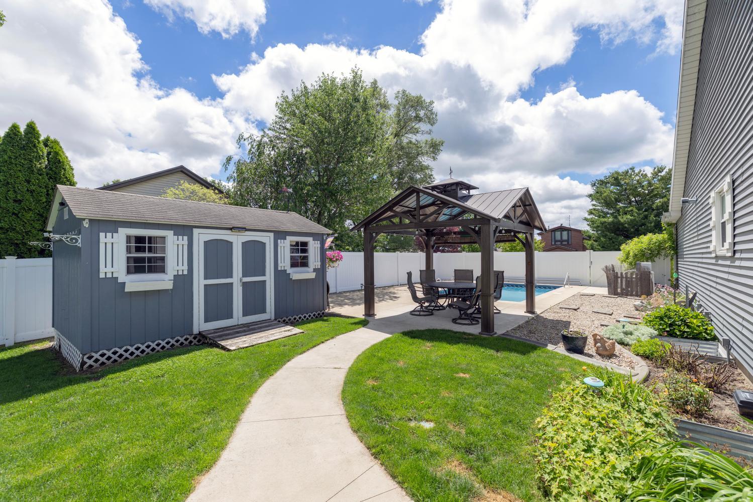 68271 Eagle Lake Road Edwardsburg MI 49112