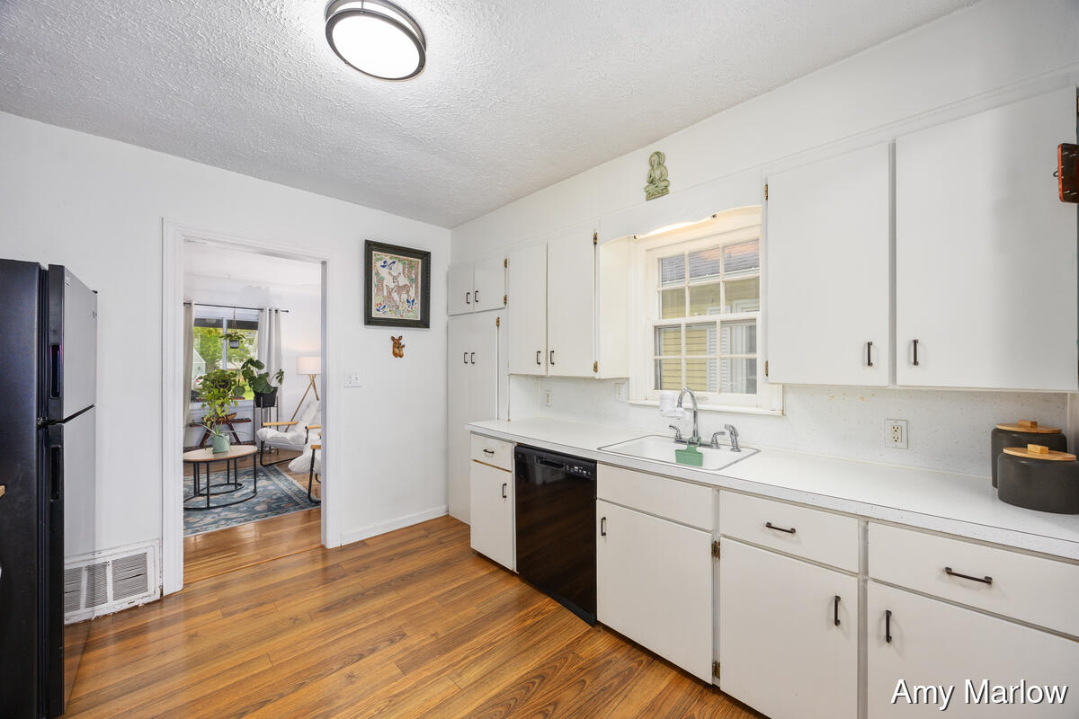 884 Hollywood Street NE Grand Rapids MI 49505