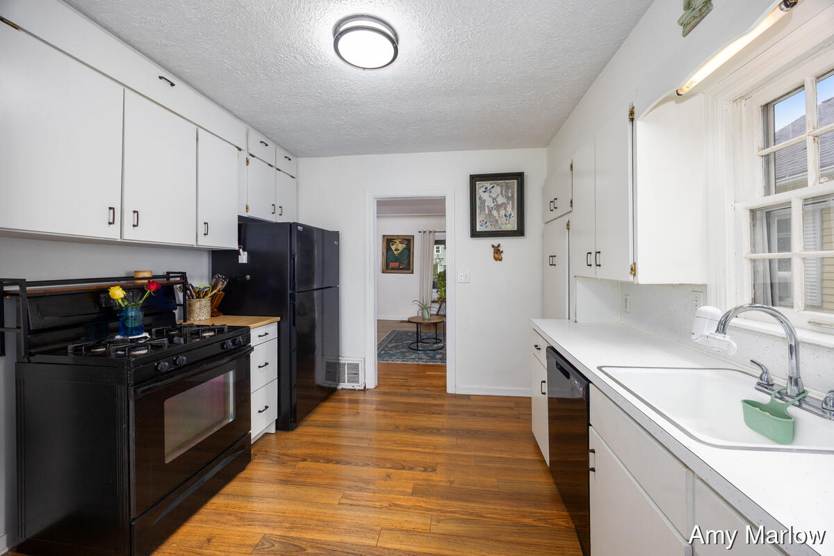 884 Hollywood Street NE Grand Rapids MI 49505