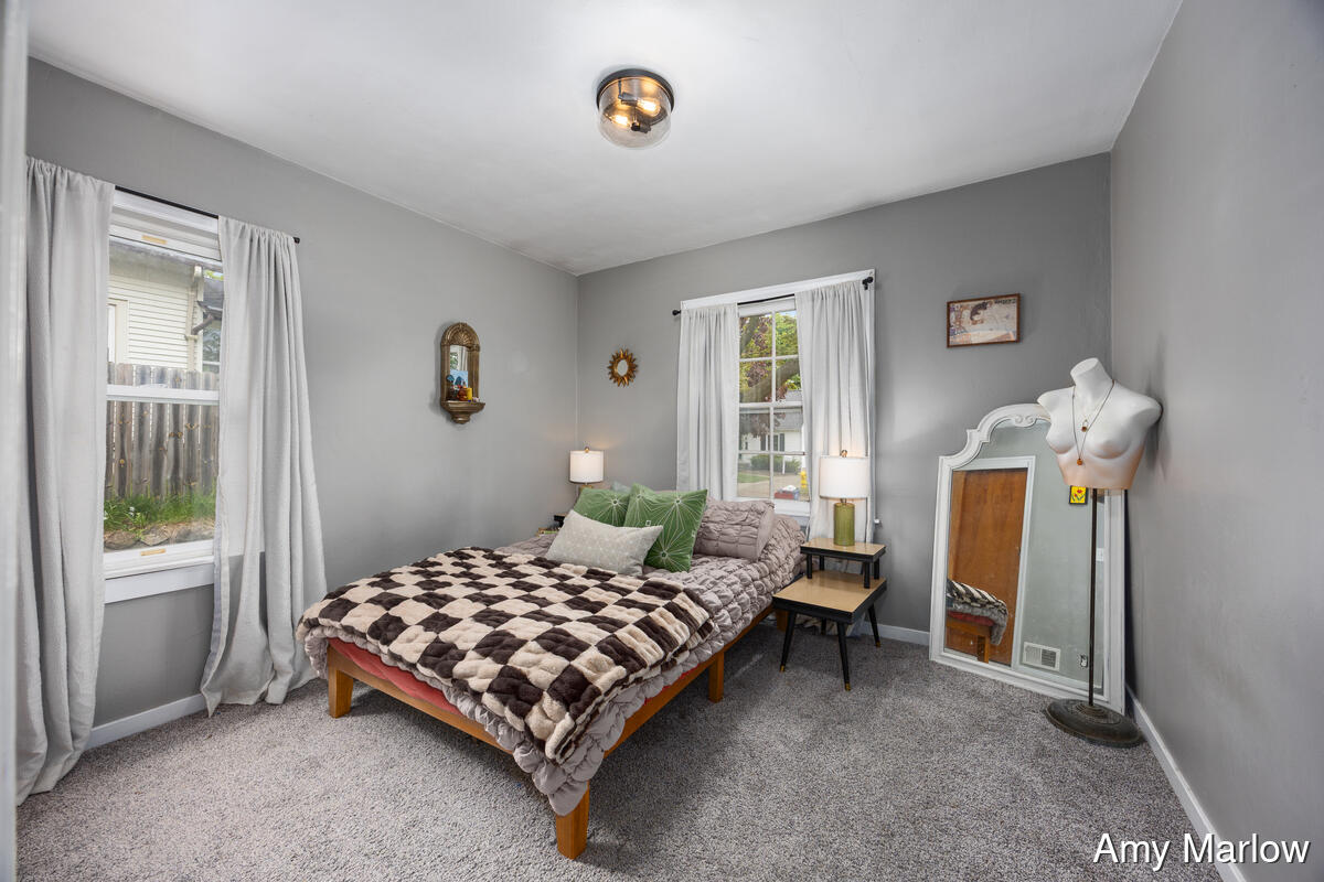 884 Hollywood Street NE Grand Rapids MI 49505